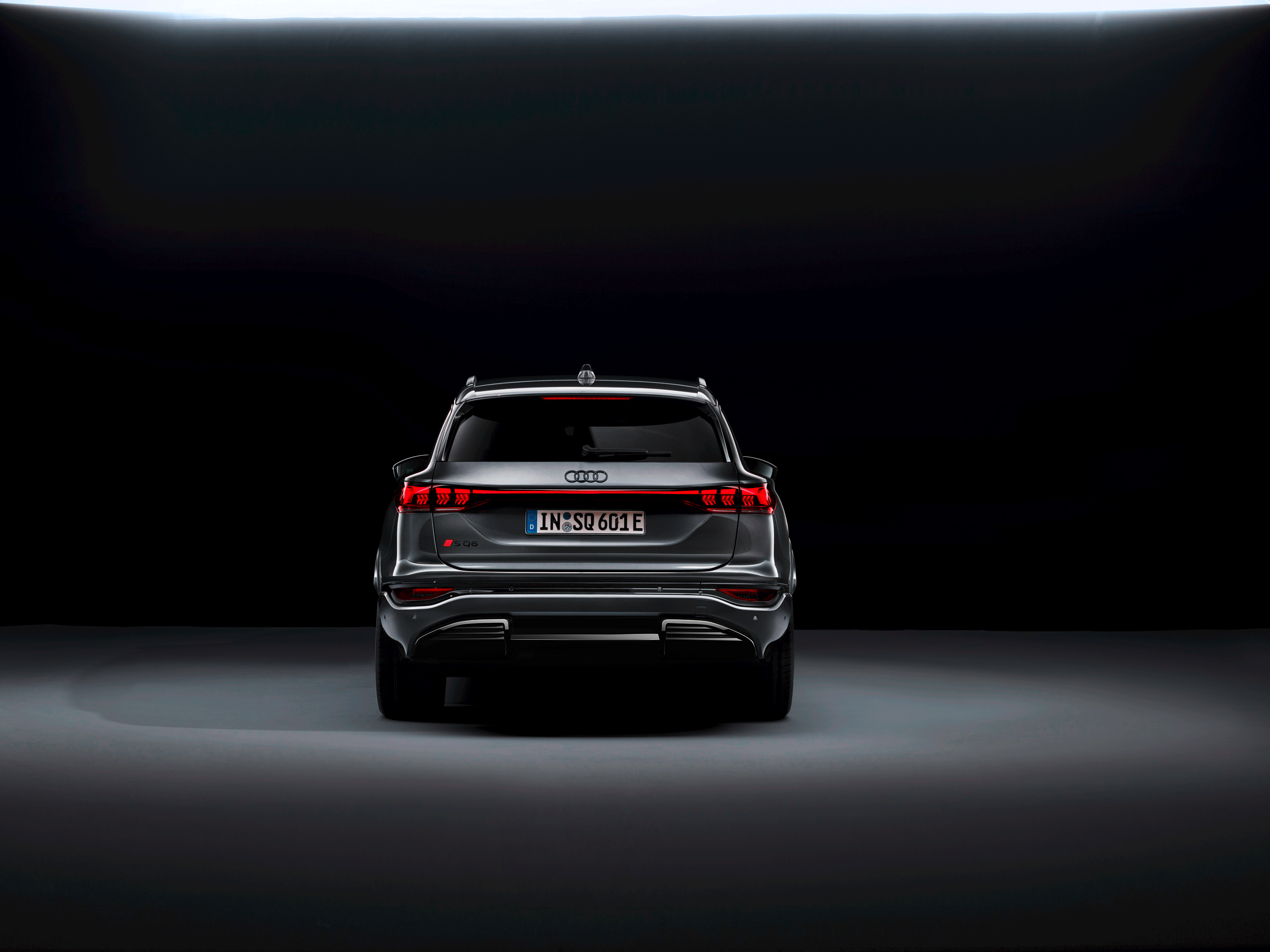 Audi SQ6 e-tron - Static photo, 
Colour: Daytona Grey perl effect.