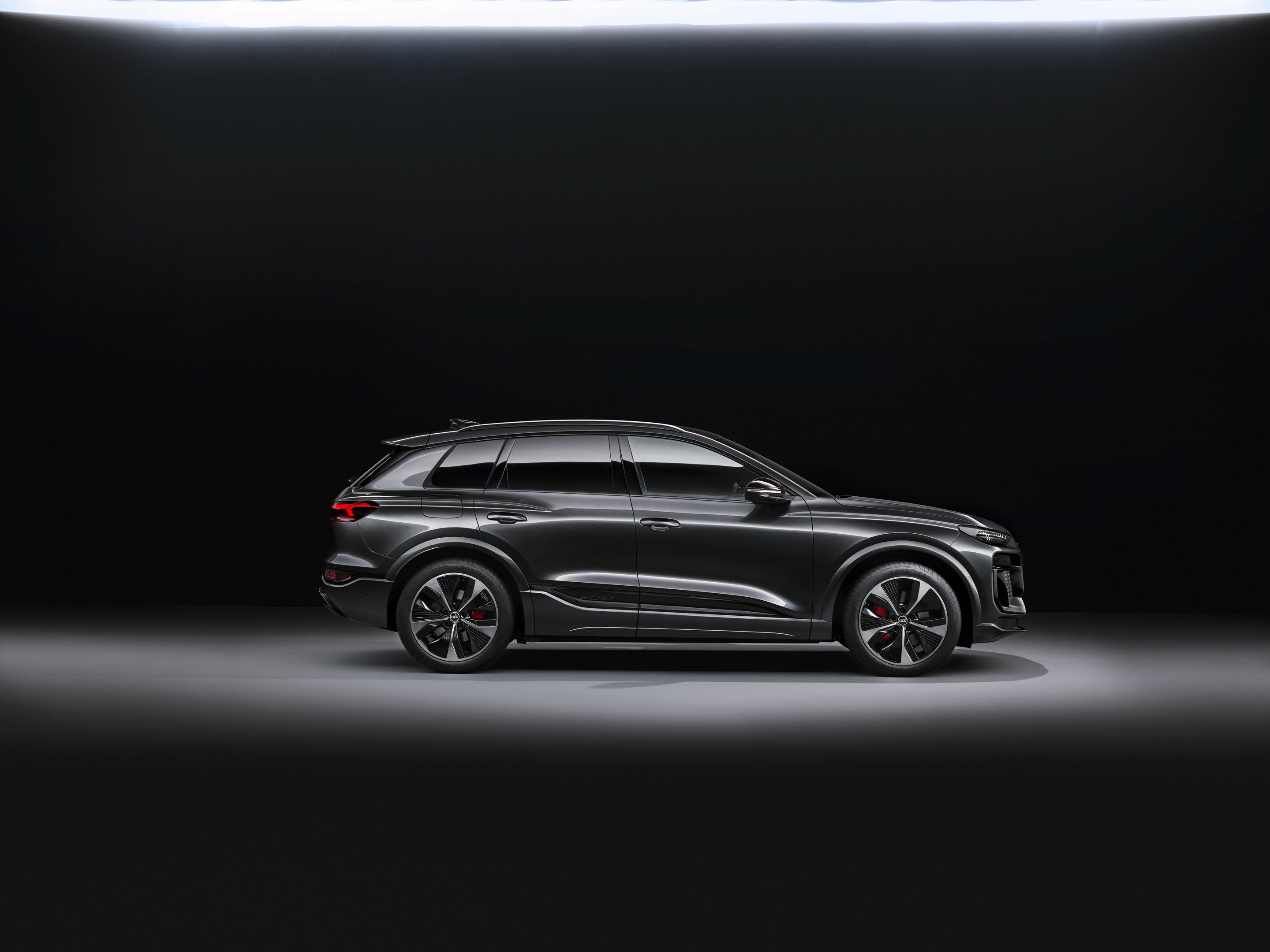 Audi SQ6 e-tron - Standaufnahme,
Farbe: Daytonagrau Perleffekt
