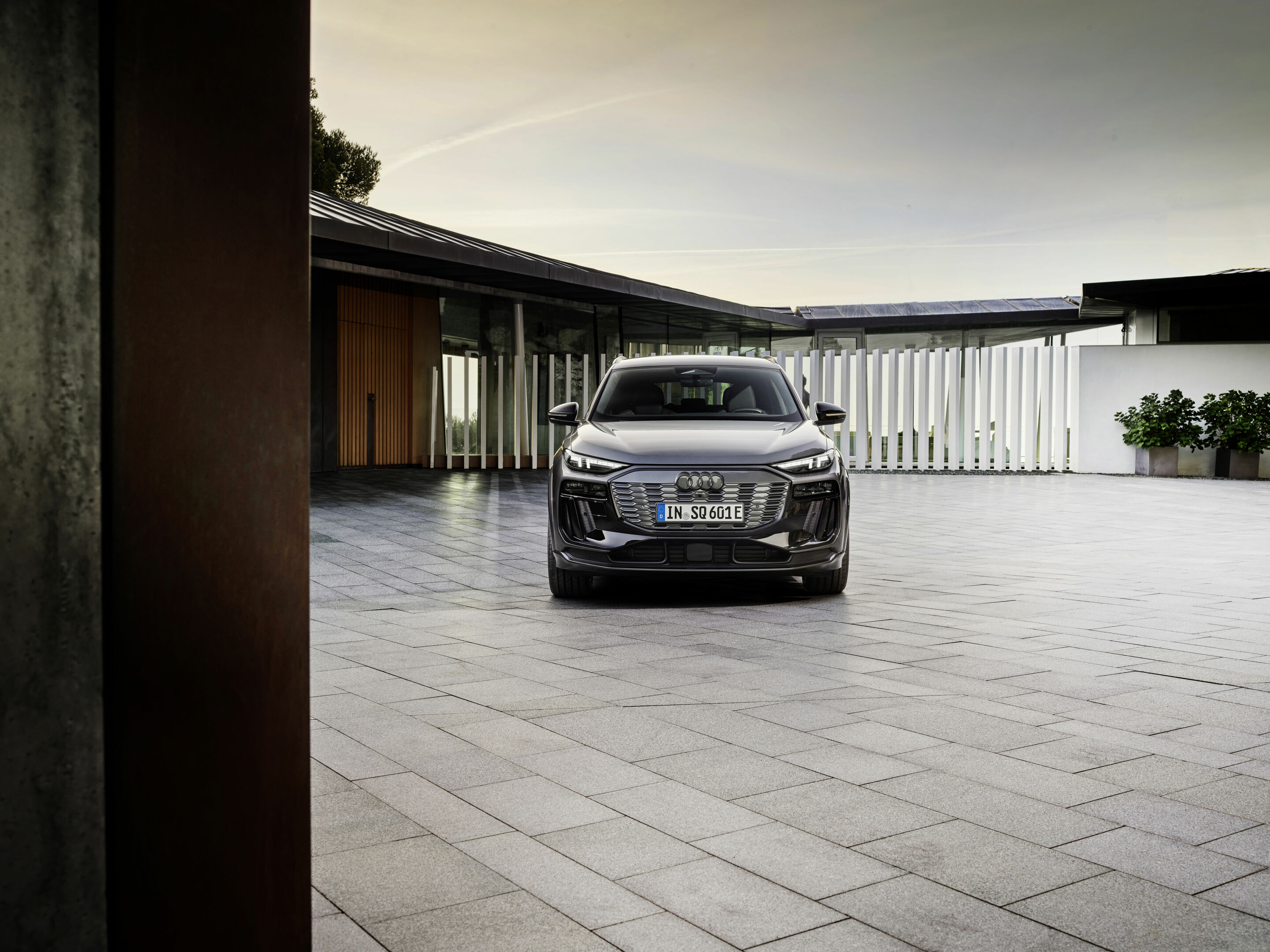 Audi SQ6 e-tron - Static photo, 
Colour: Daytona Grey perl effect.