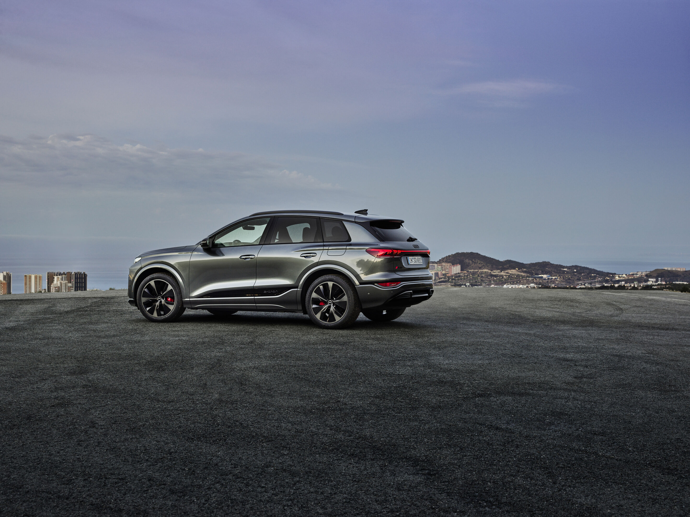 Audi SQ6 e-tron - Static photo, 
Colour: Daytona Grey perl effect.