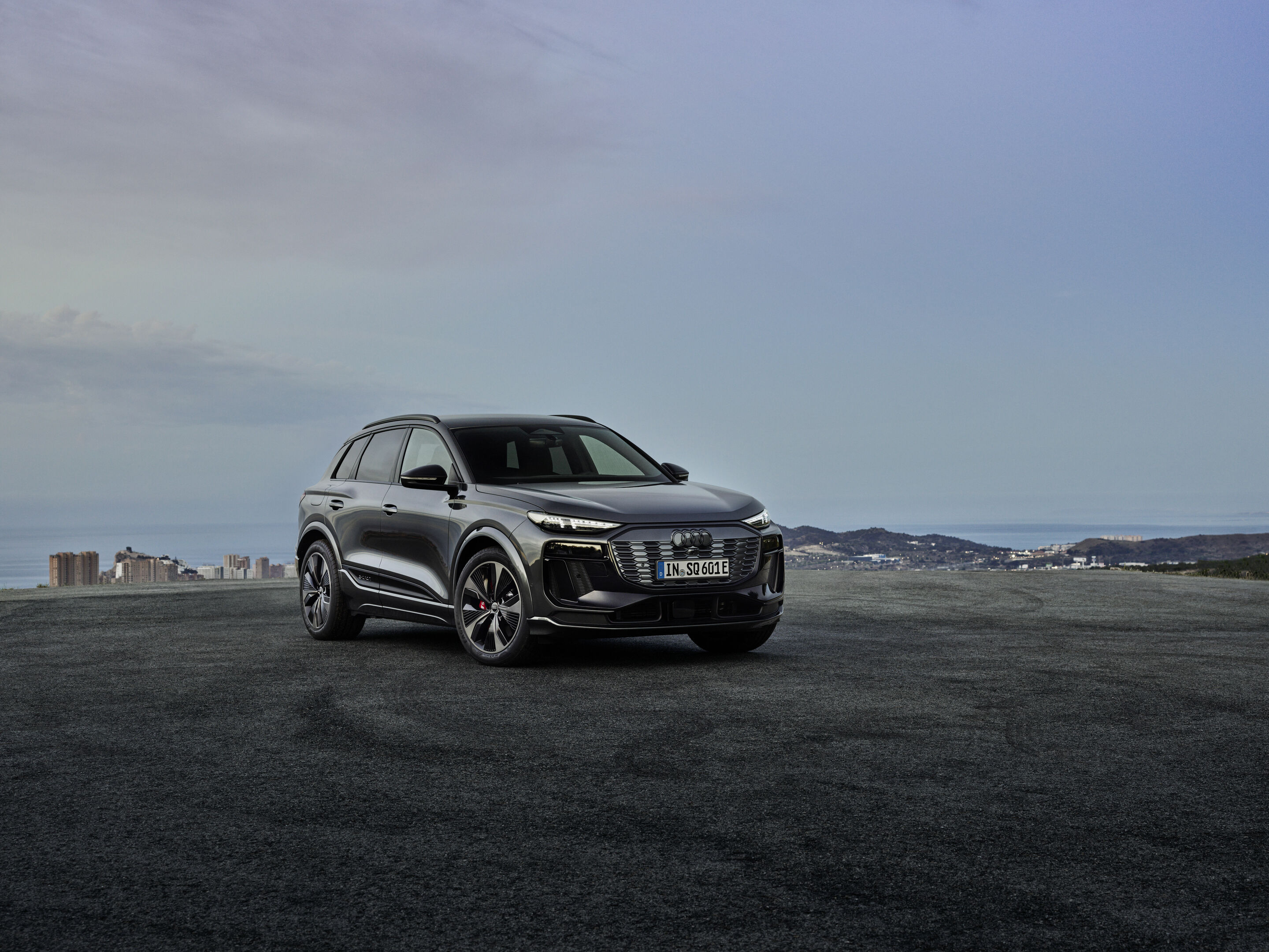 Audi SQ6 e-tron - Static photo, 
Colour: Daytona Grey perl effect.