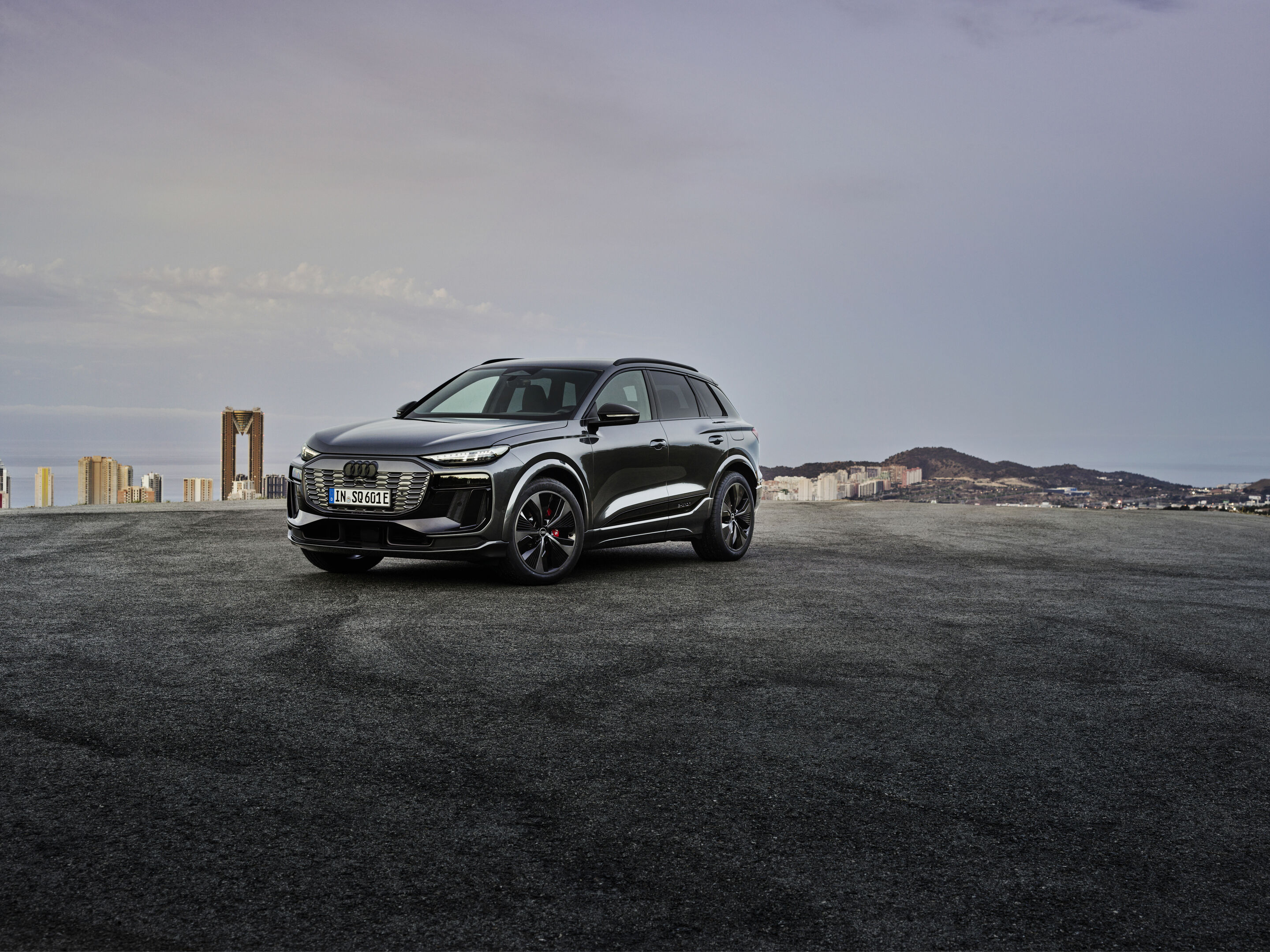 Audi SQ6 e-tron - Static photo, 
Colour: Daytona Grey perl effect.
