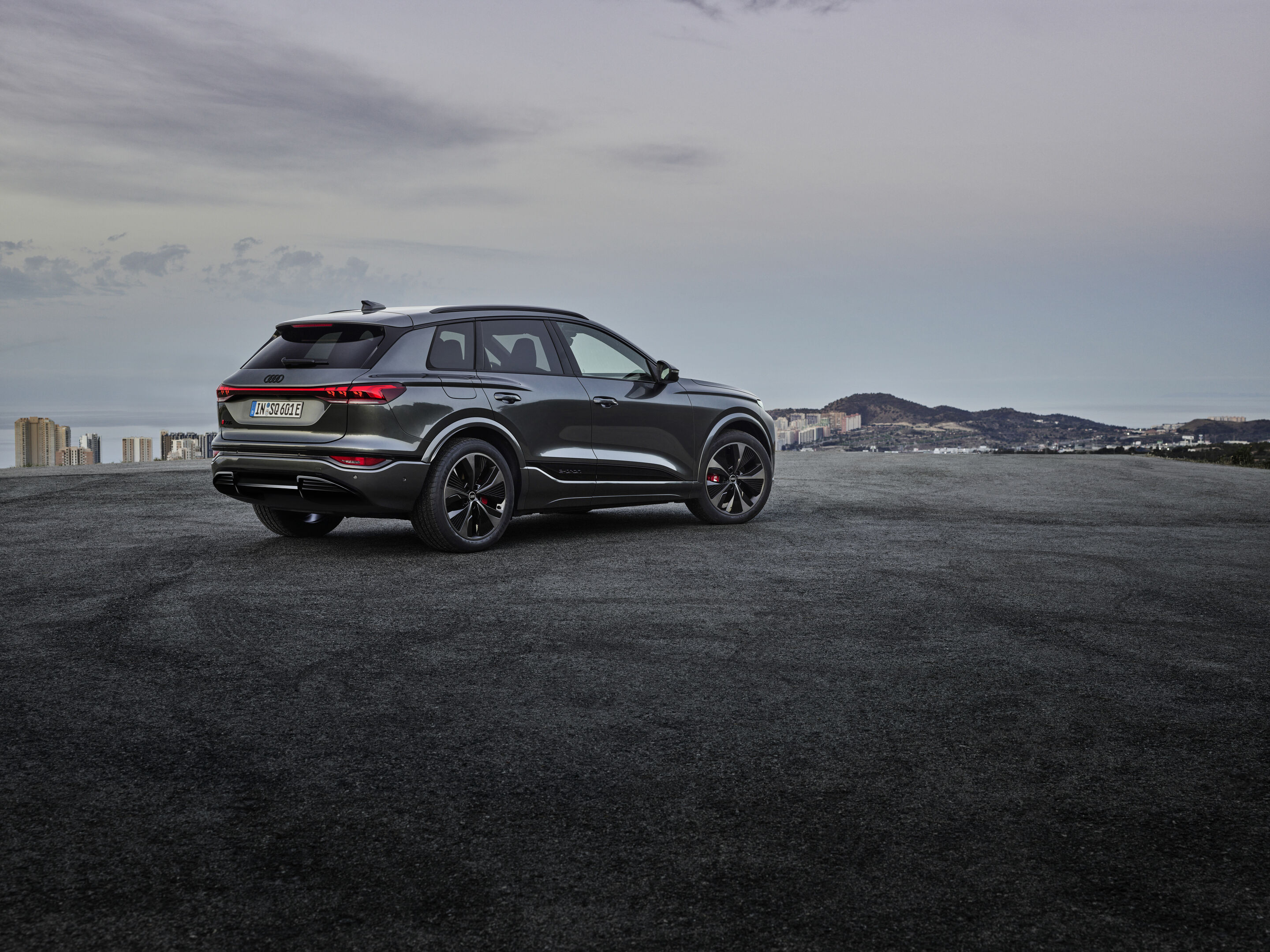 Audi SQ6 e-tron - Static photo, 
Colour: Daytona Grey perl effect.