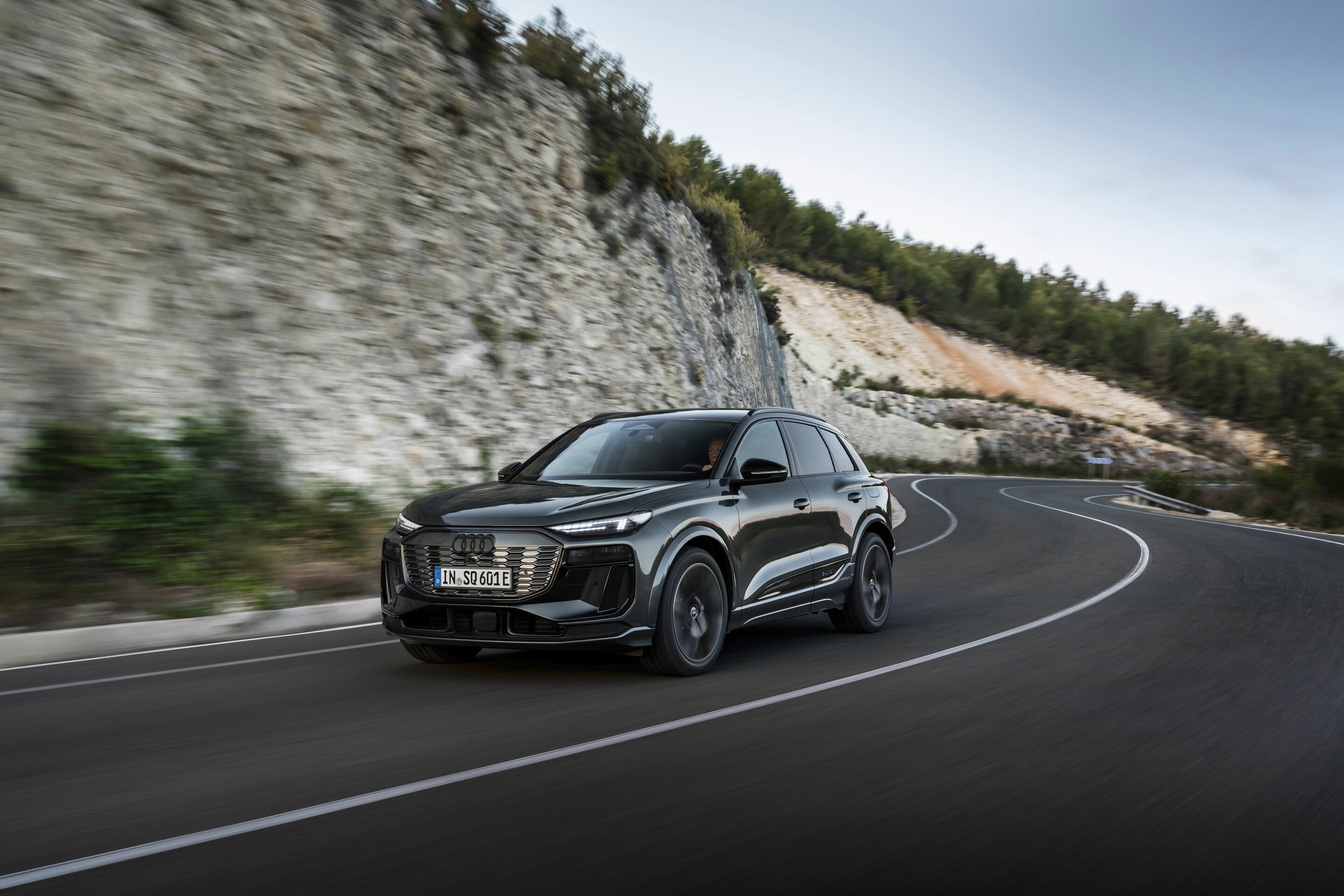 Audi SQ6 e-tron - Fahraufnahme,
Farbe: Daytonagrau Perleffekt
