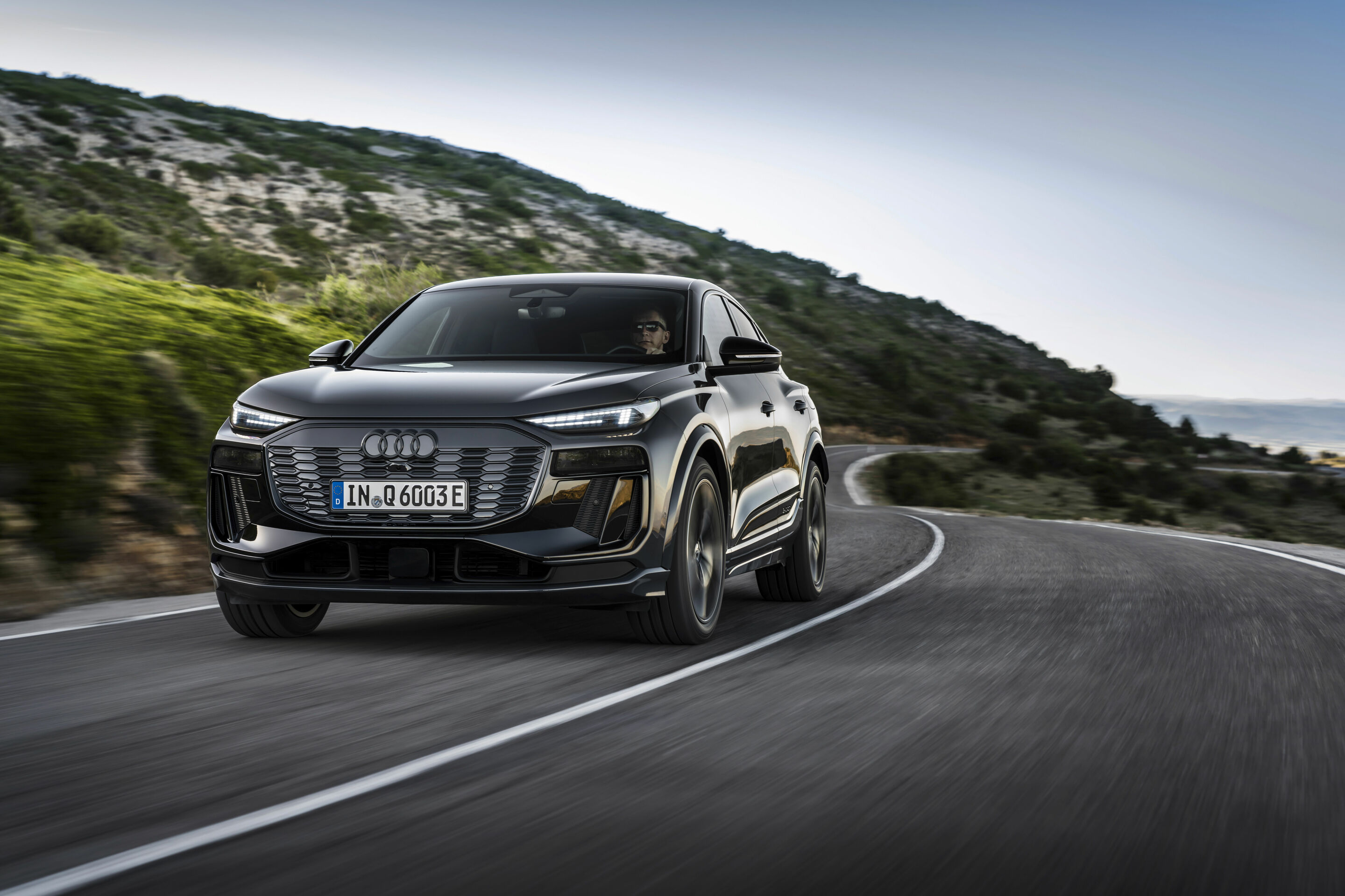 Audi SQ6 e-tron - Fahraufnahme,
Farbe: Daytonagrau Perleffekt