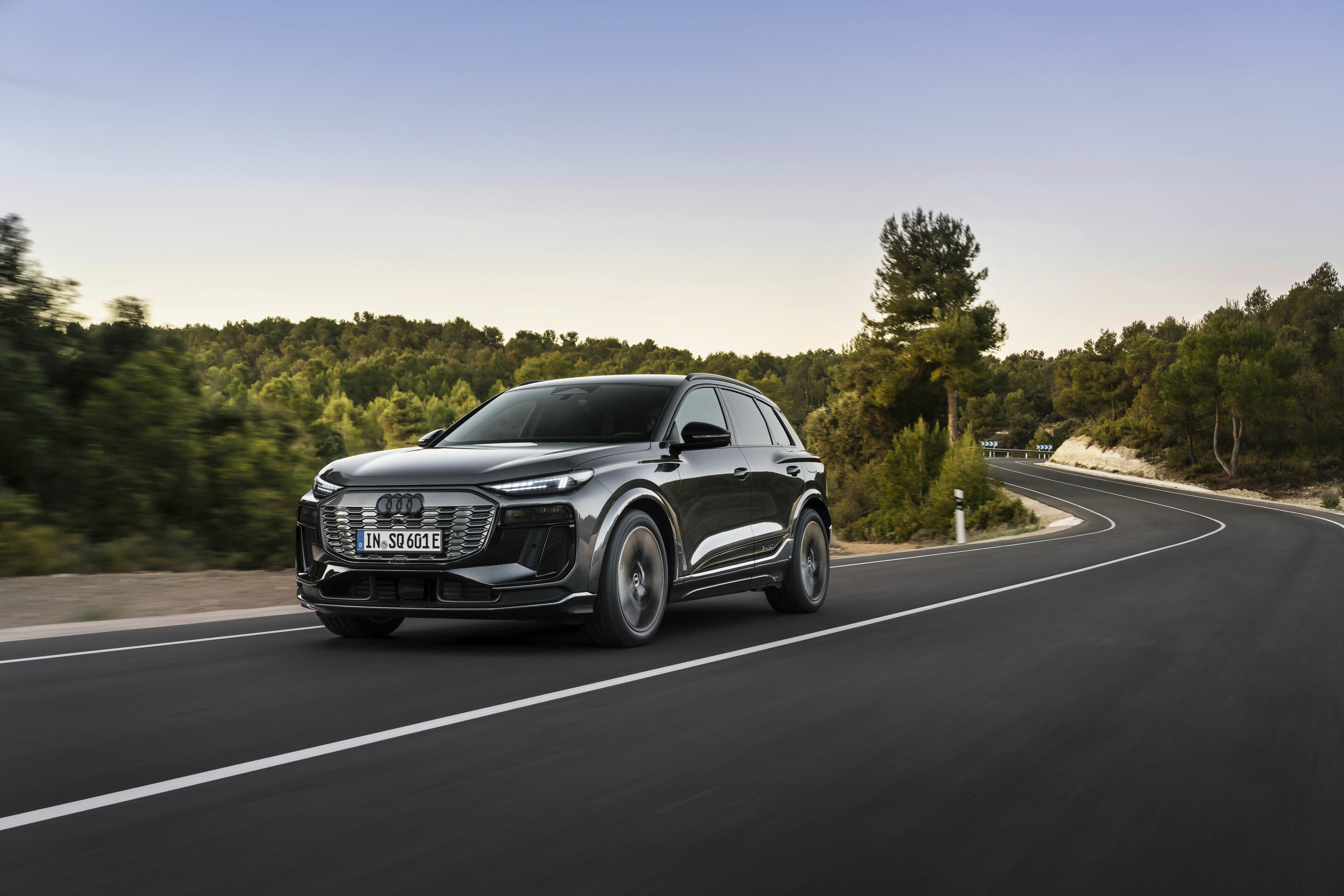 Audi SQ6 e-tron - Fahraufnahme,
Farbe: Daytonagrau Perleffekt