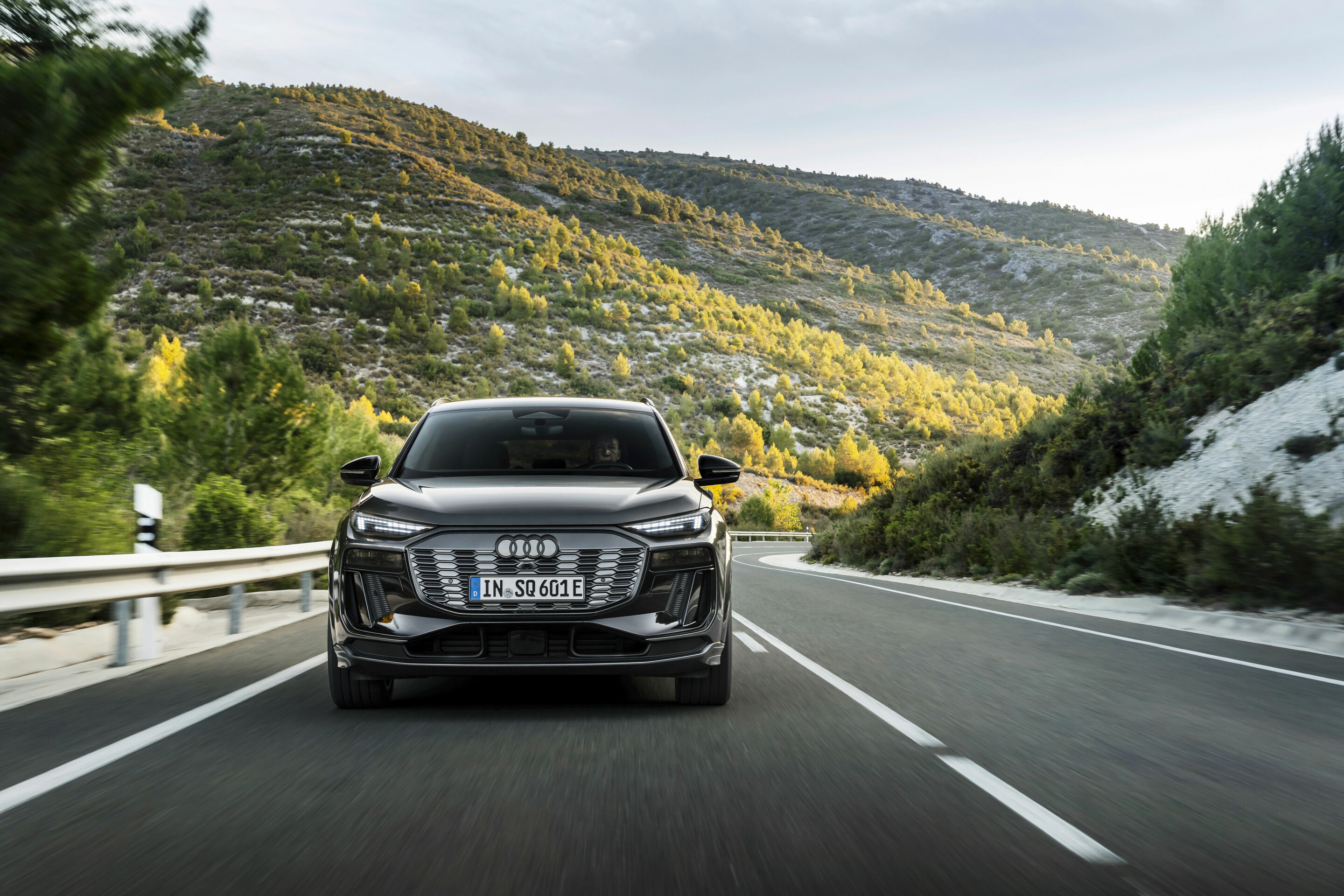 Audi SQ6 e-tron - Dynamic photo, 
Colour: Daytona Grey perl effect.