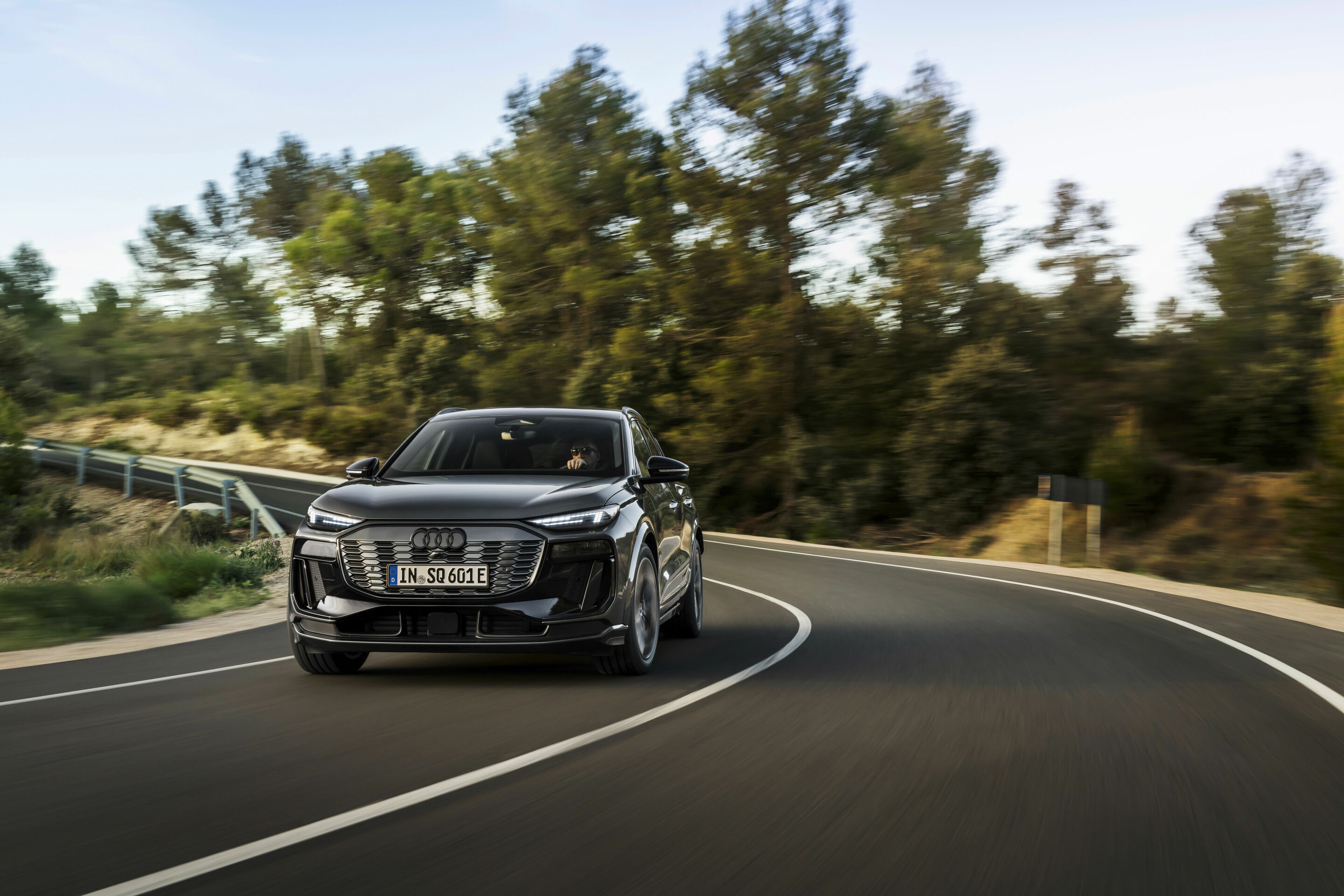 Audi SQ6 e-tron - Dynamic photo, 
Colour: Daytona Grey perl effect.