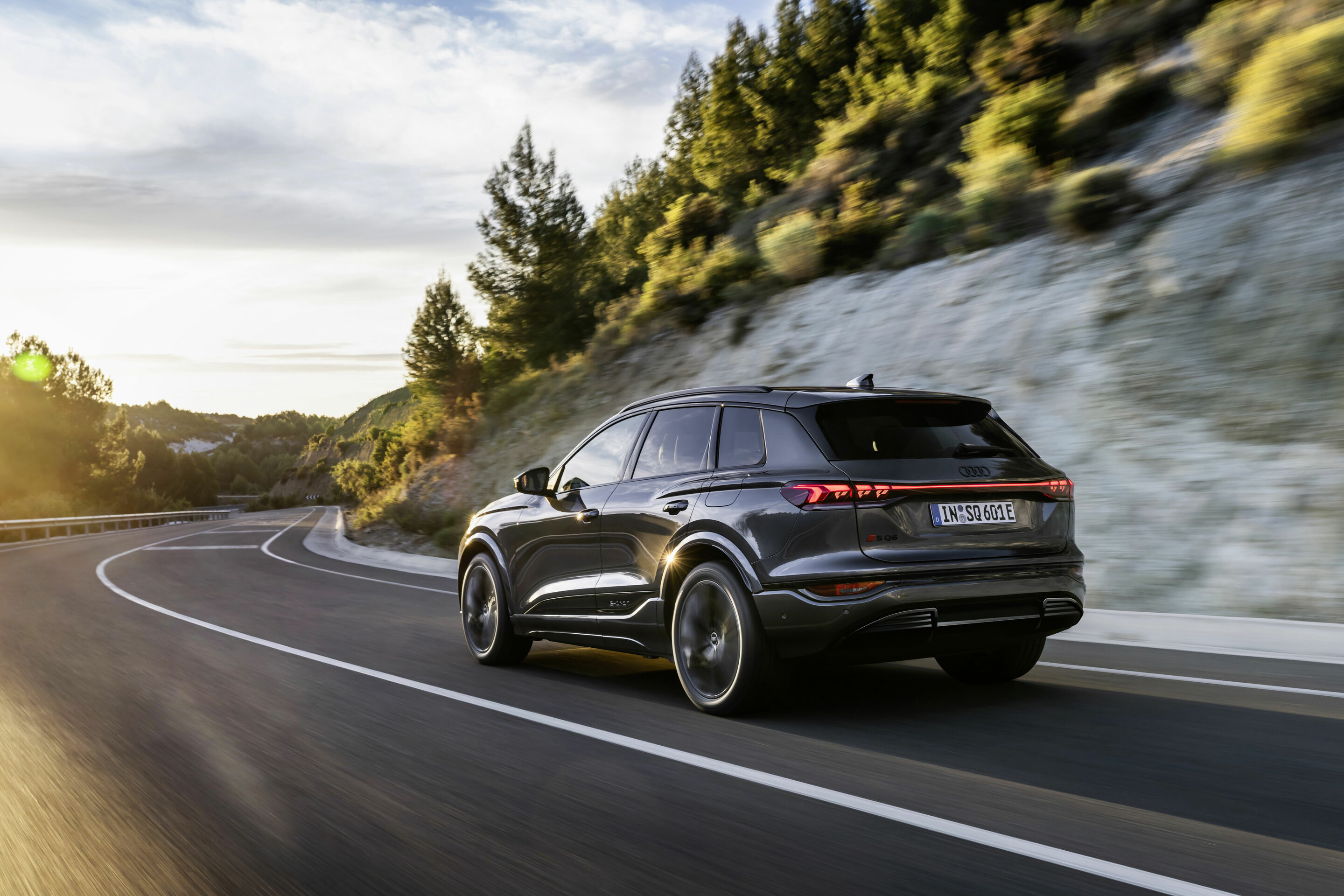 Audi SQ6 e-tron - Fahraufnahme,
Farbe: Daytonagrau Perleffekt