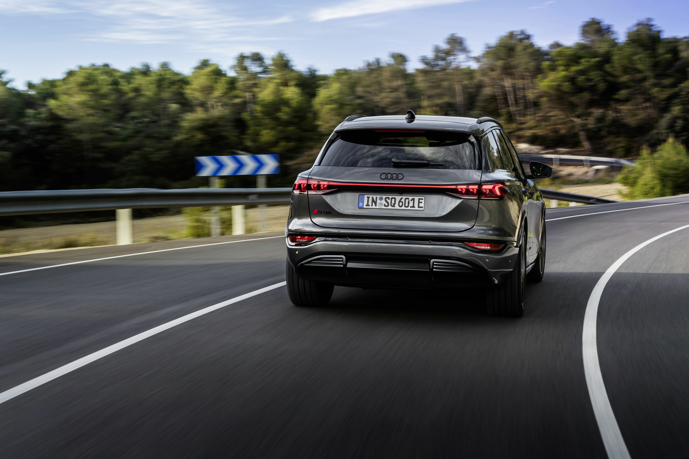 Audi SQ6 e-tron - Dynamic photo, 
Colour: Daytona Grey perl effect.