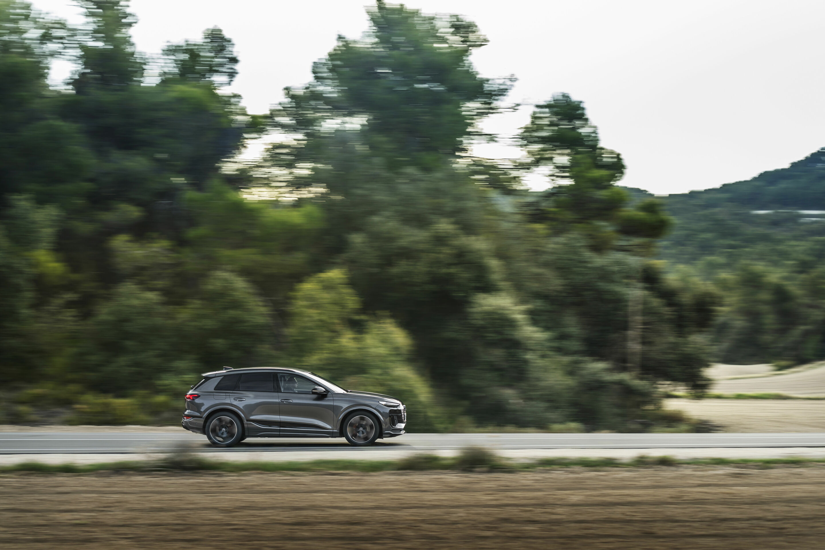 Audi SQ6 e-tron - Fahraufnahme,
Farbe: Daytonagrau Perleffekt
