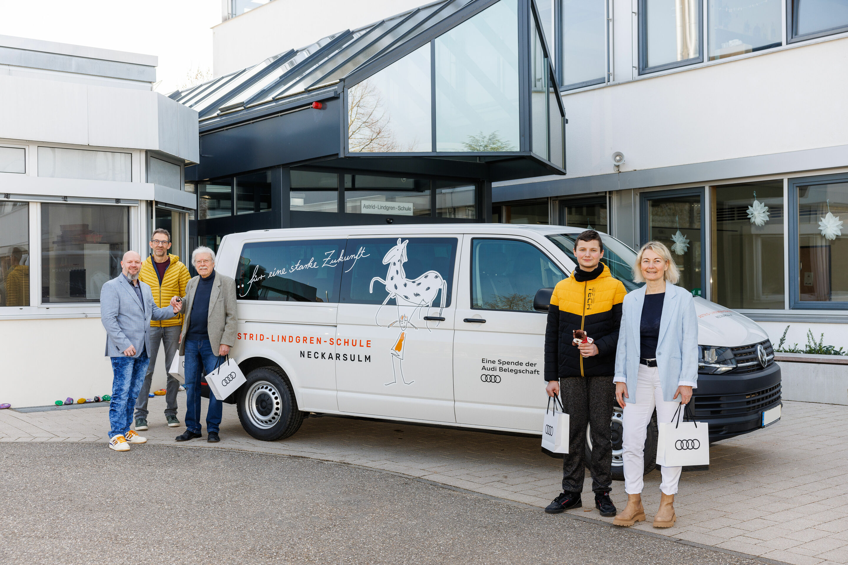 Audi-Belegschaft macht die Astrid-Lindgren-Schule mobiler - Betriebsrat Jens Stammler übergibt im Namen der Audi-Belegschaft einen VW an den Förderverein der Astrid-Lindgren-Schule.

V.l.n.r.: Betriebsrat Jens Stammler, Joachim Vögele (Astrid-Lindgren-Schule),...