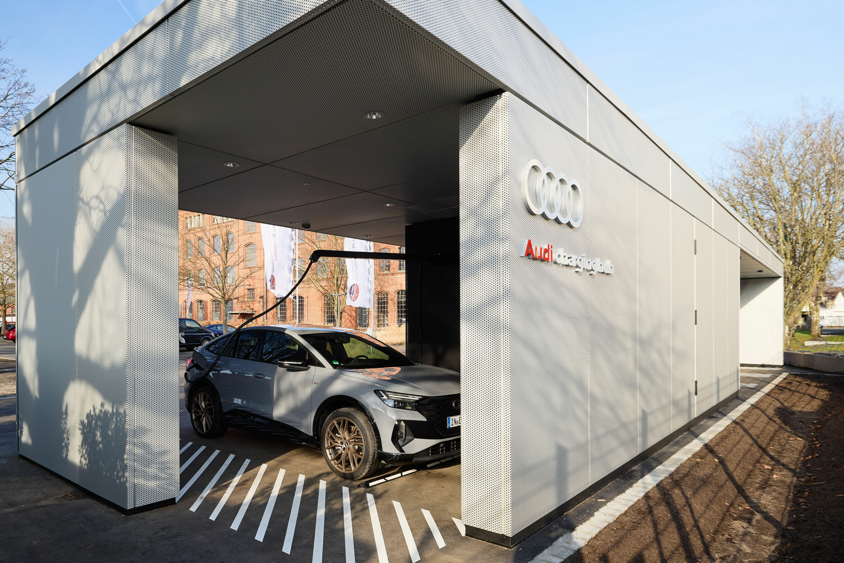 Audi charging hub in Frankfurt - Um das Fahrzeug herum ist ausreichend Platz für den unkomplizierten Zugang.