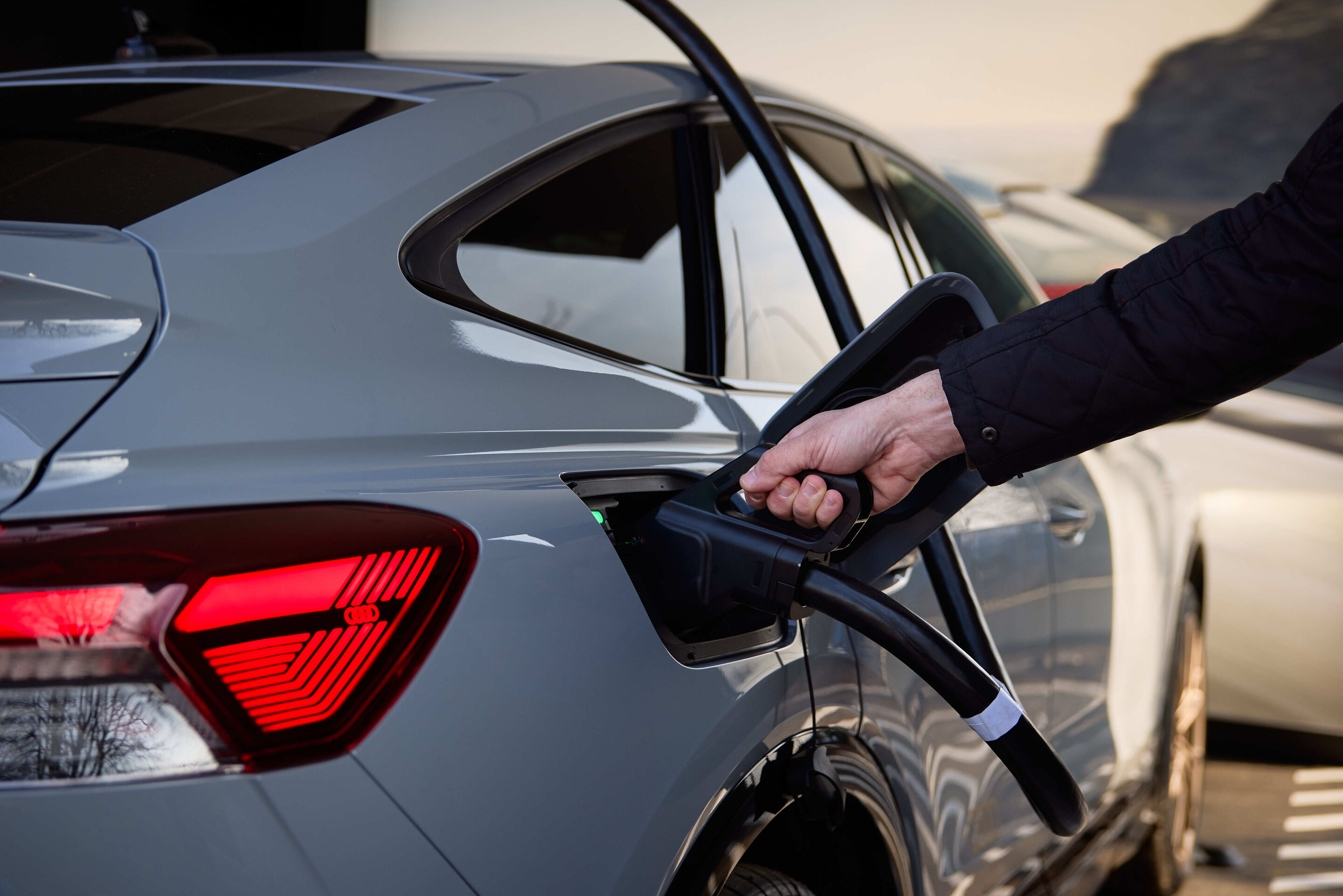 Audi charging hub in Frankfurt - Bei State-of-Charge-Werten oberhalb von 40 Prozent wird die maximale Ladeleistung automatisch reduziert. Gleichzeitig geht oberhalb der 40 Prozent State of Charge auch die nachzuladende Reichweite pro Zeiteinheit permanent...