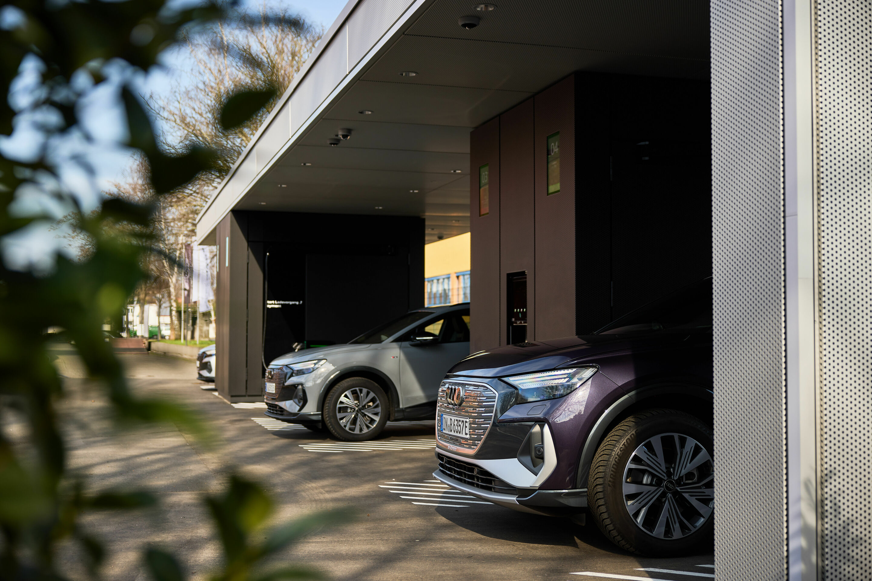 Audi charging hub Frankfurt - To the left and right of the four charging points, there is enough space for people who use a wheelchair to move around.