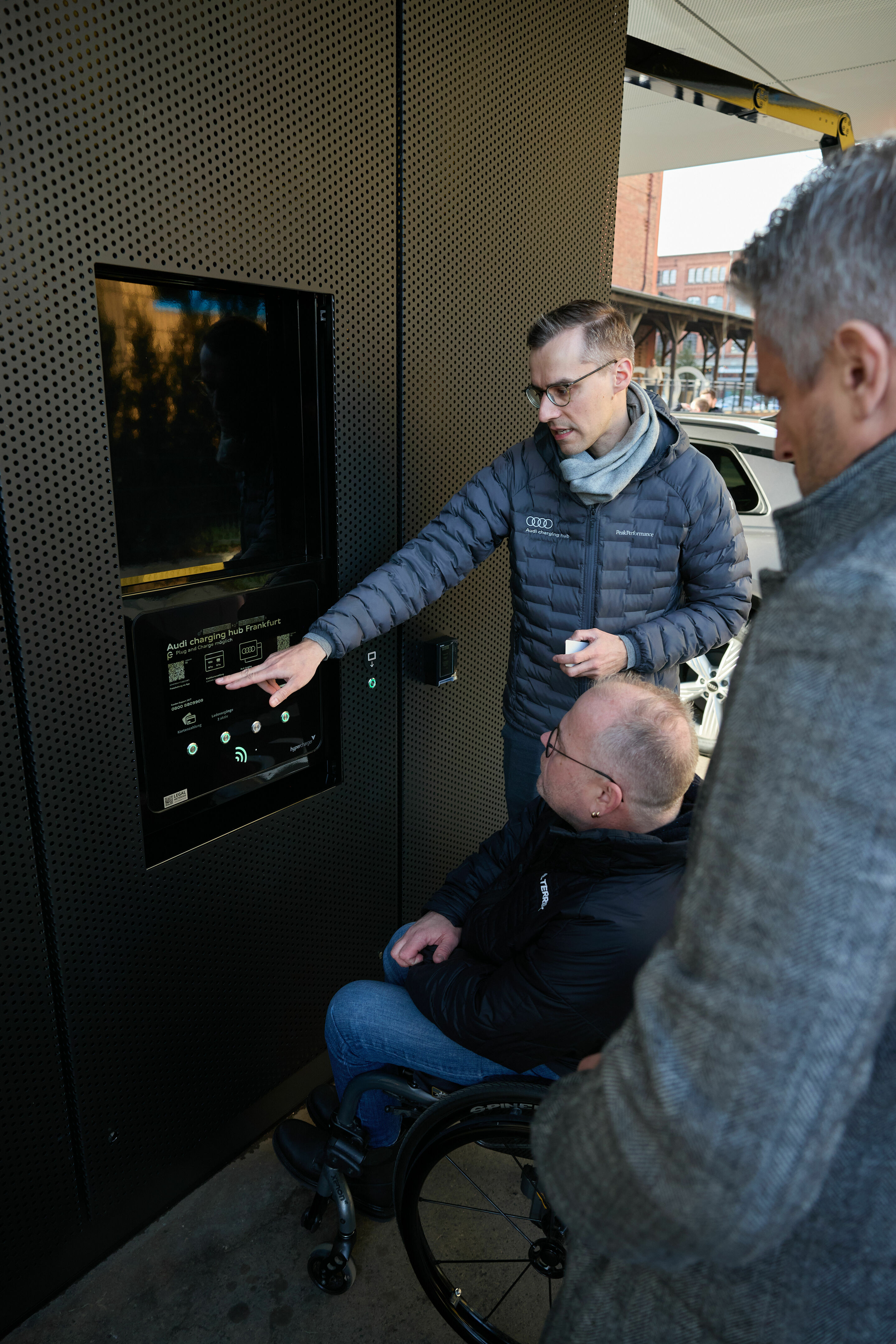 Audi charging hub Frankfurt - Rollout Manager Nikolai Senst explains the functions of the height-adjustable display.