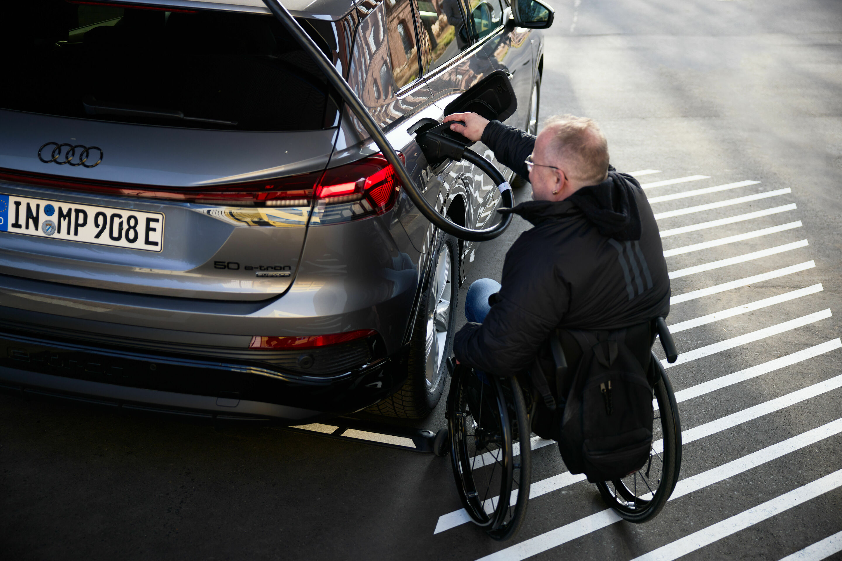 Audi charging hub in Frankfurt - Audi-Kunde Uwe Herrmann beim Ladevorgang.