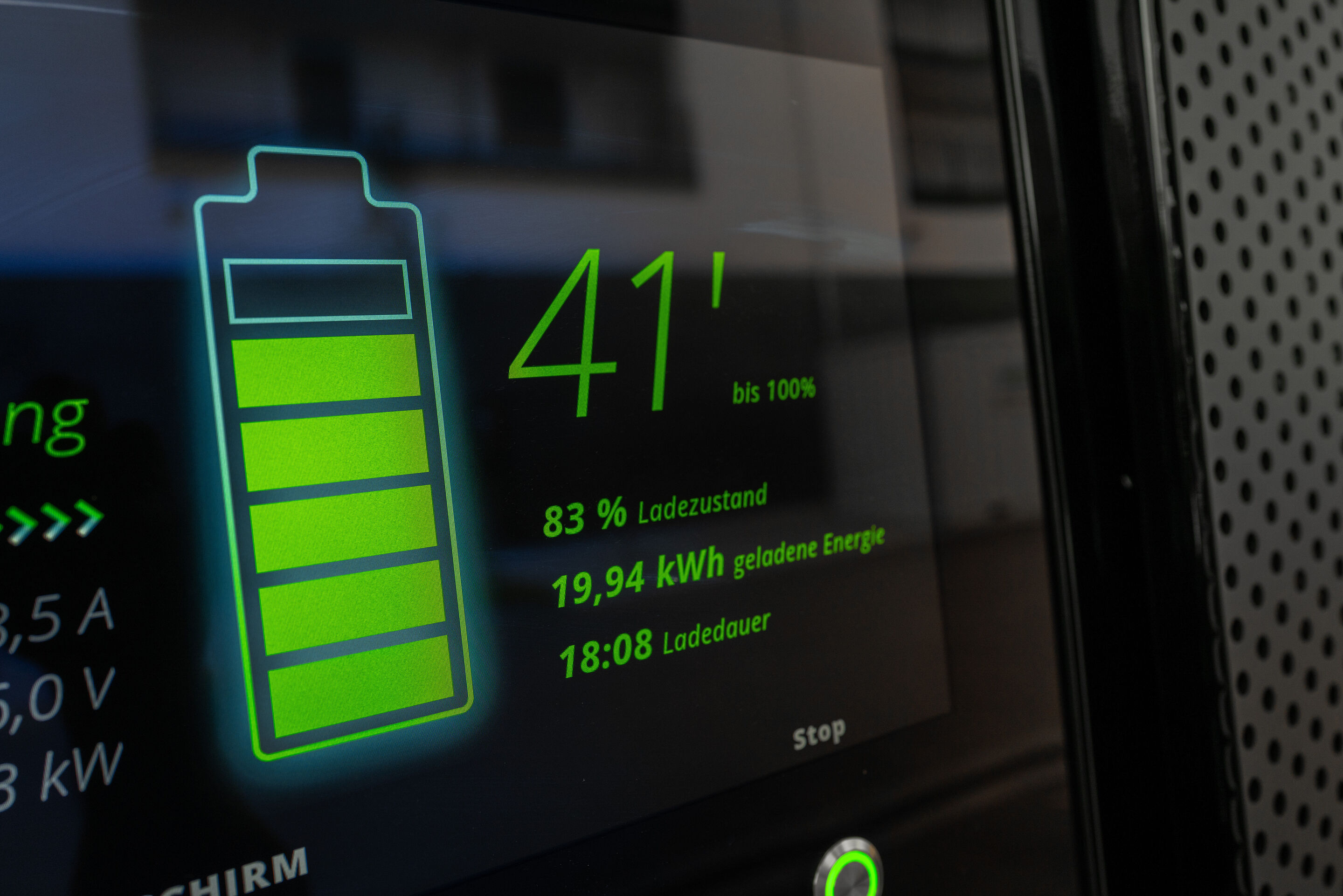 Audi charging hub Frankfurt - When the state of charge exceeds 40 percent, the maximum charging capacity is automatically reduced. At the same time, the rechargeable range per unit of time decreases progressively.