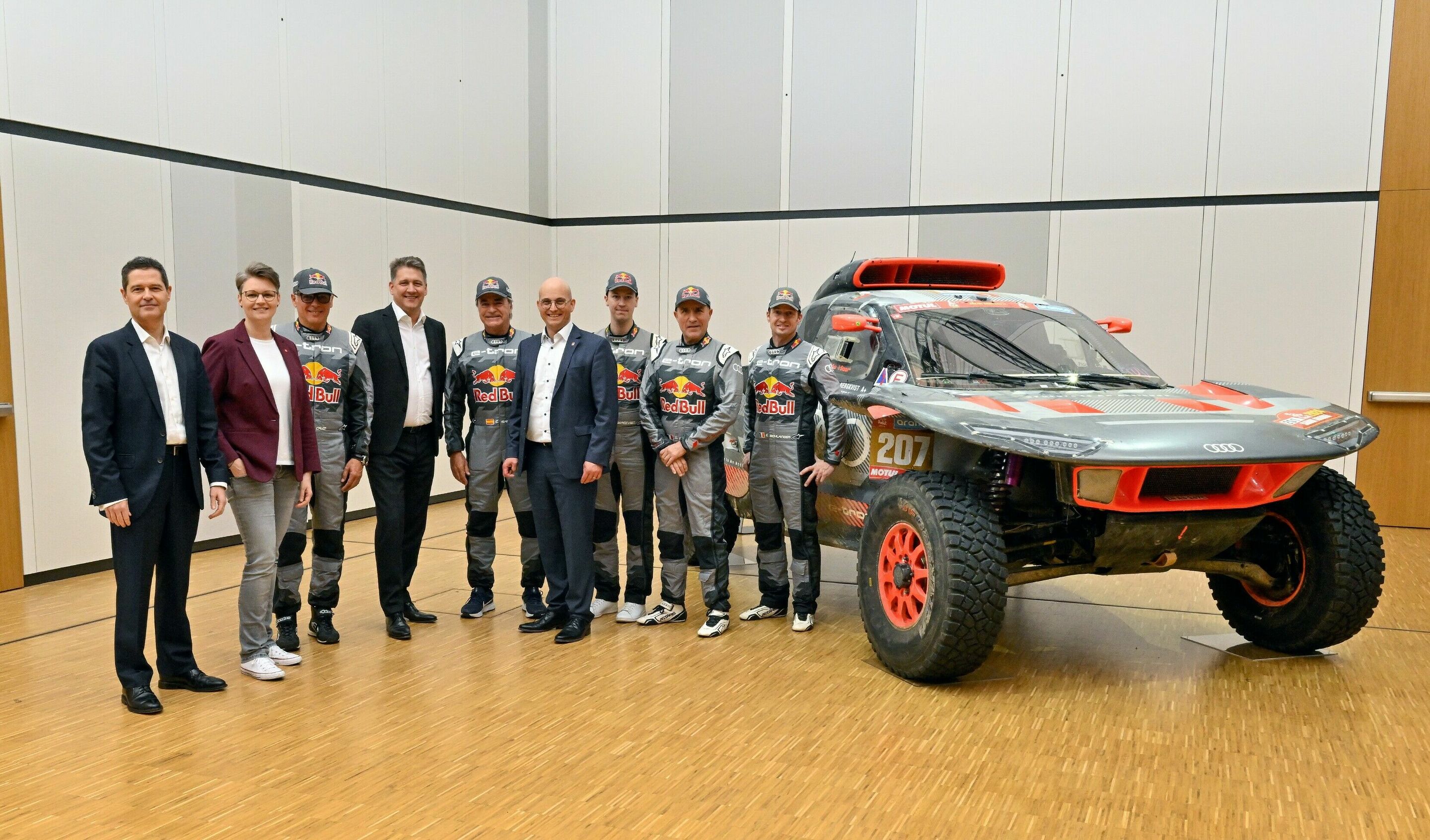 Betriebsversammlung Ingolstadt - Vorsprung durch Technik – Team Audi (v.l.n.r.) vor dem Rallye Dakar RS Q e-tron: Personalvorstand Xavier Ros, Stv. Betriebsratsvorsitzende Karola Frank, Dakar-Sieger Lucas Cruz, Audi CEO Gernot Döllner, Dakar-Sieger Carlos...