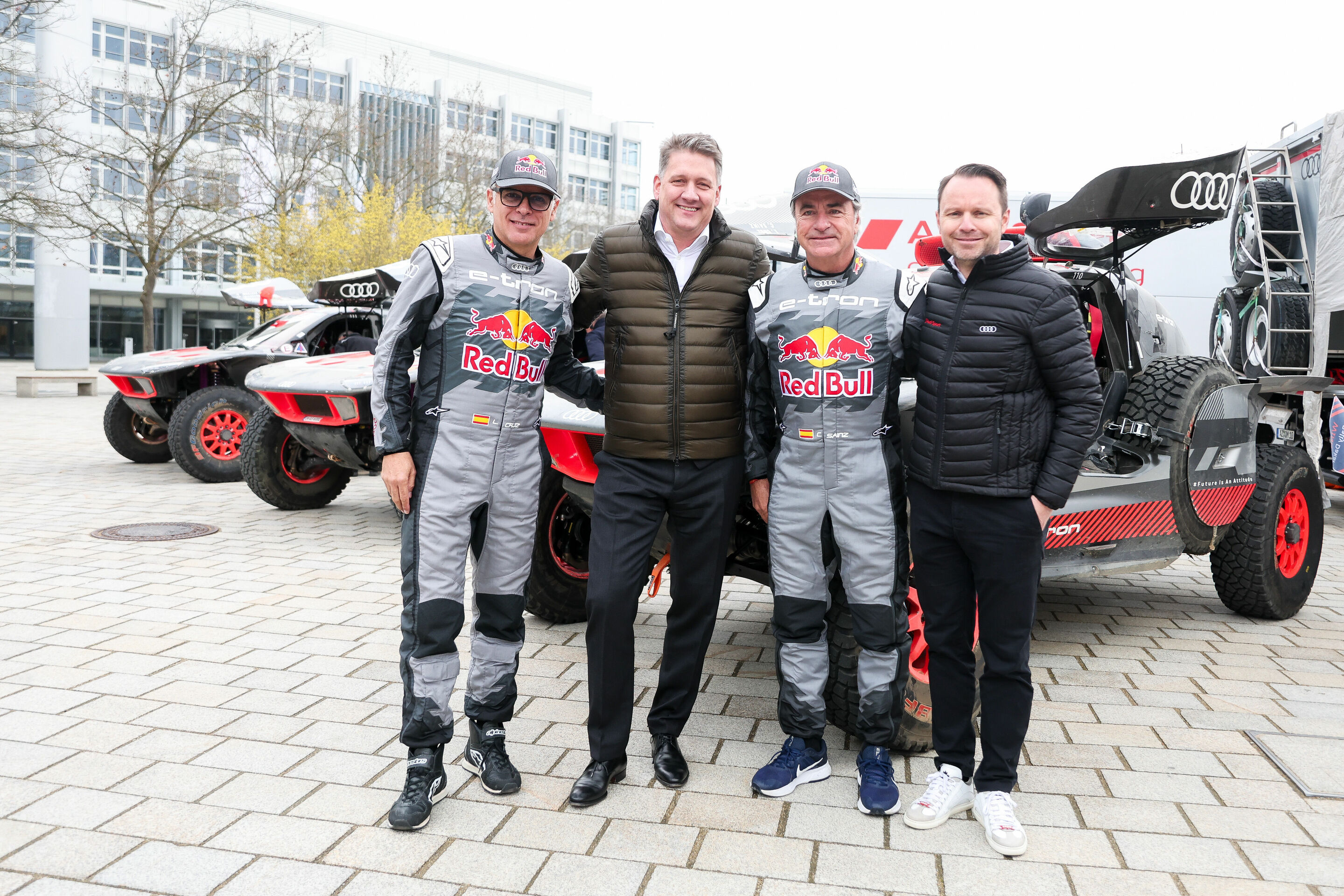 Siegesfeier Rallye Dakar 2024 - Lucas Cruz, Audi CEO Gernot Döllner, Carlos Sainz, Rolf Michl