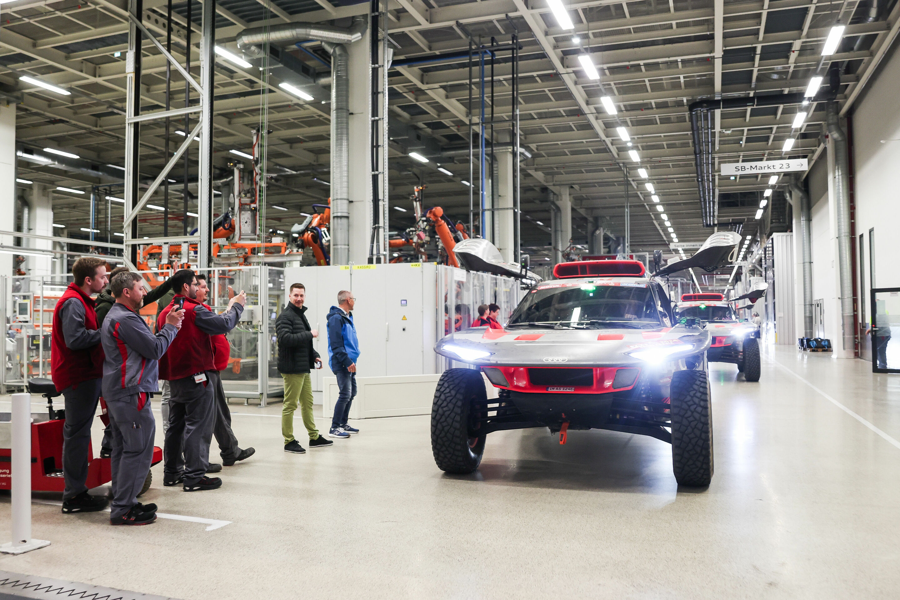Siegesfeier Rallye Dakar 2024 - Das Team Audi Sport lässt sich von den Mitarbeitenden bejubeln