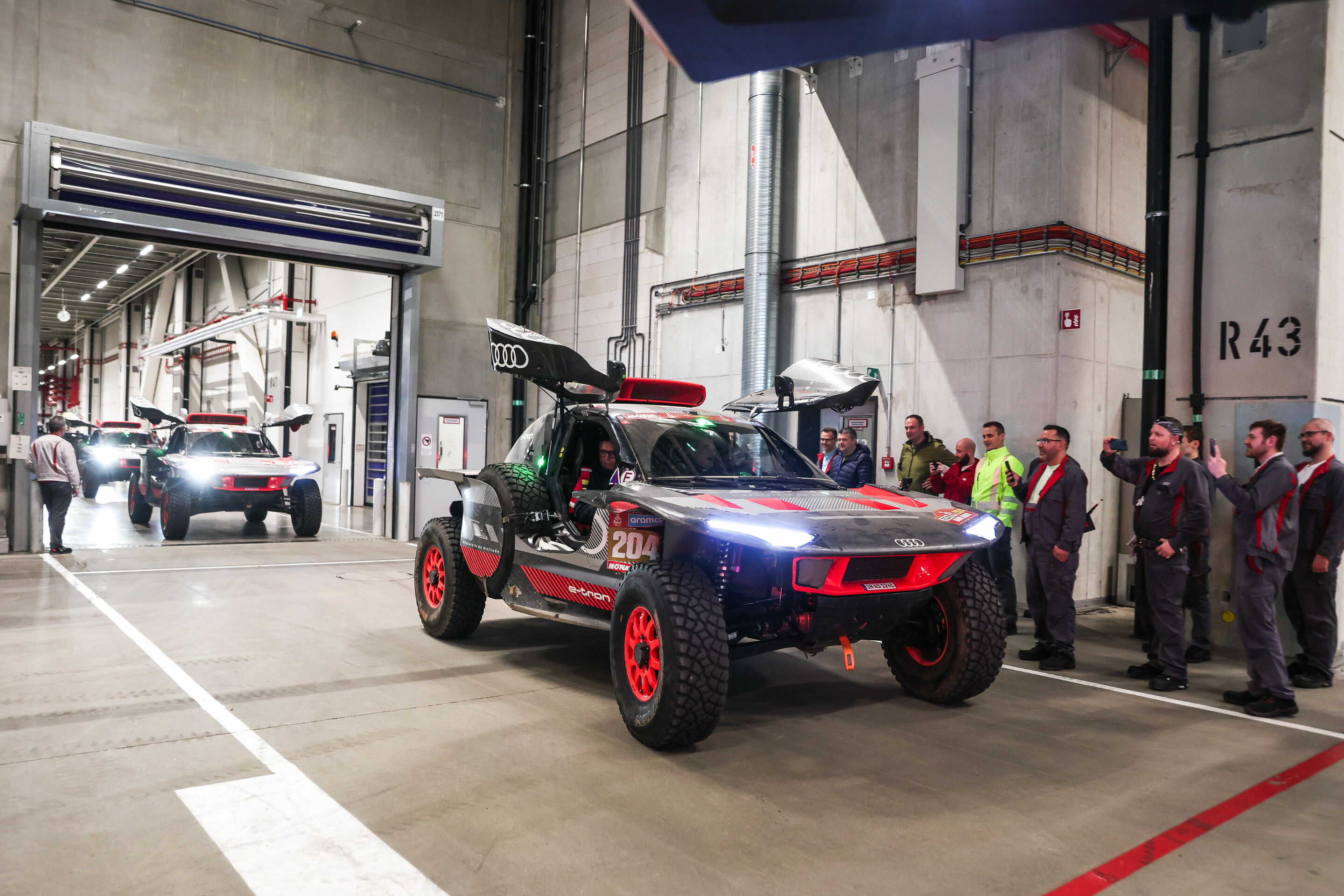 Siegesfeier Rallye Dakar 2024 - Das Team Audi Sport lässt sich von den Mitarbeitenden bejubeln