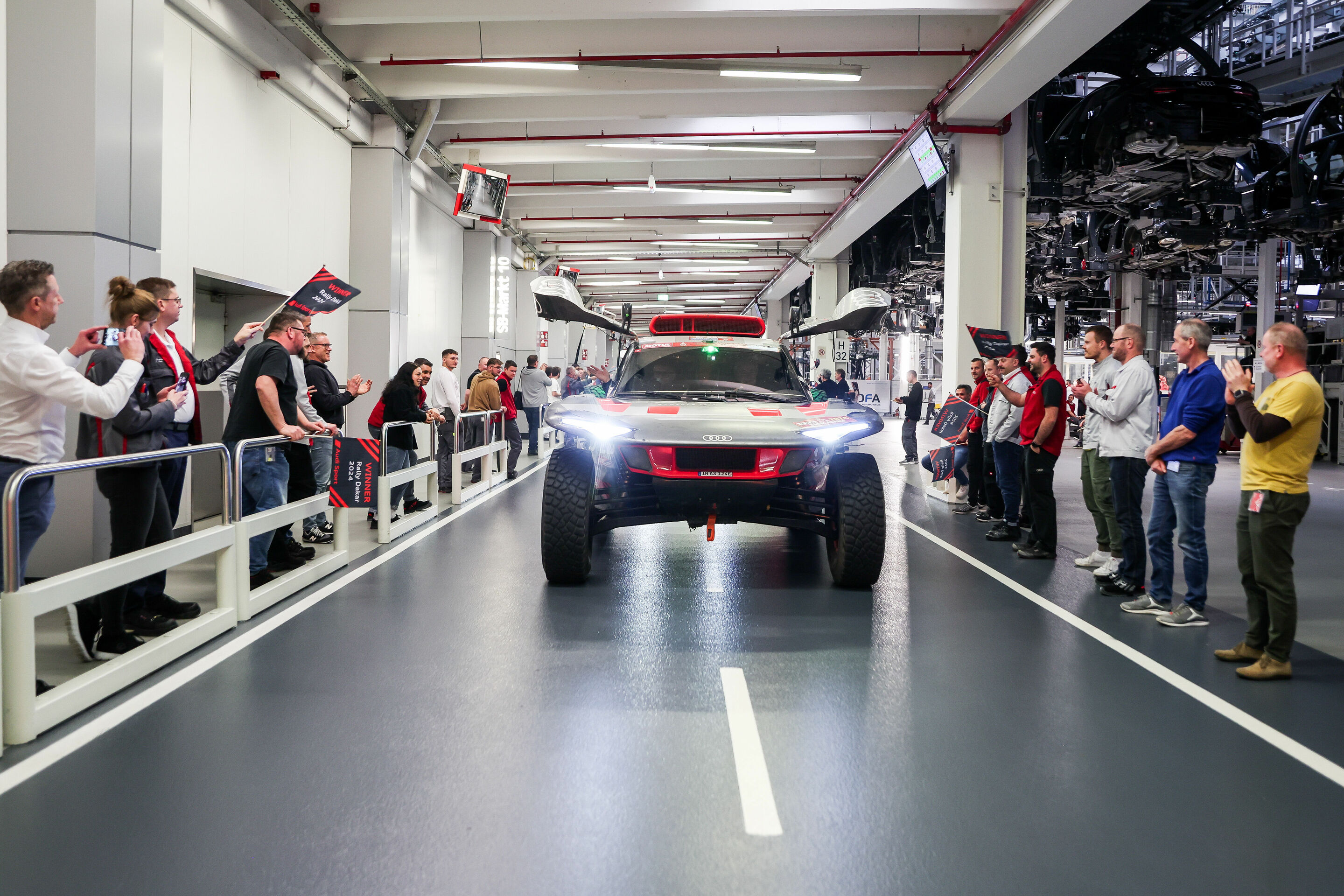 Siegesfeier Rallye Dakar 2024 - Das Team Audi Sport lässt sich von den Mitarbeitenden bejubeln