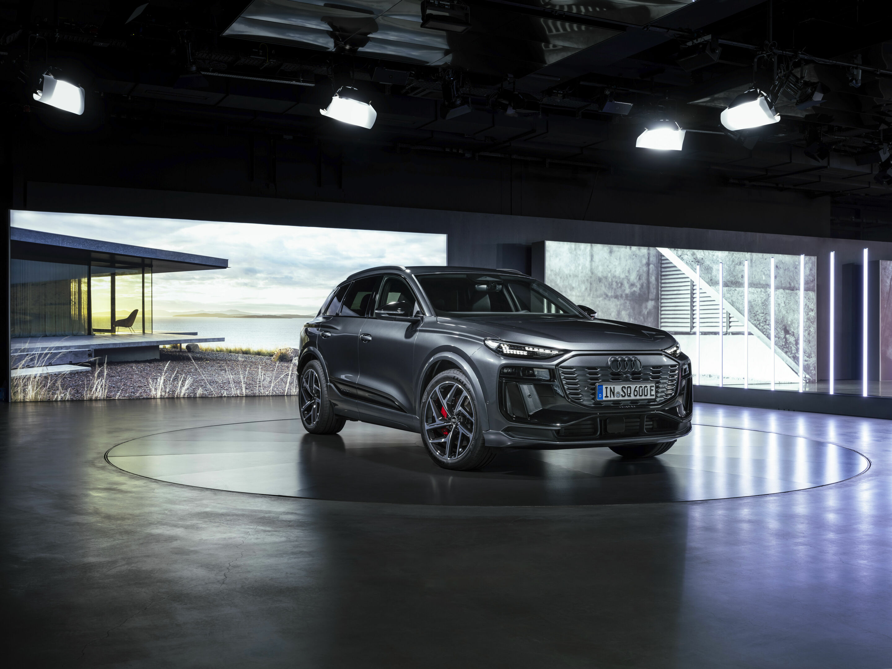 Audi SQ6 e-tron - Static photo, 
Colour: Daytona Grey perl effect.