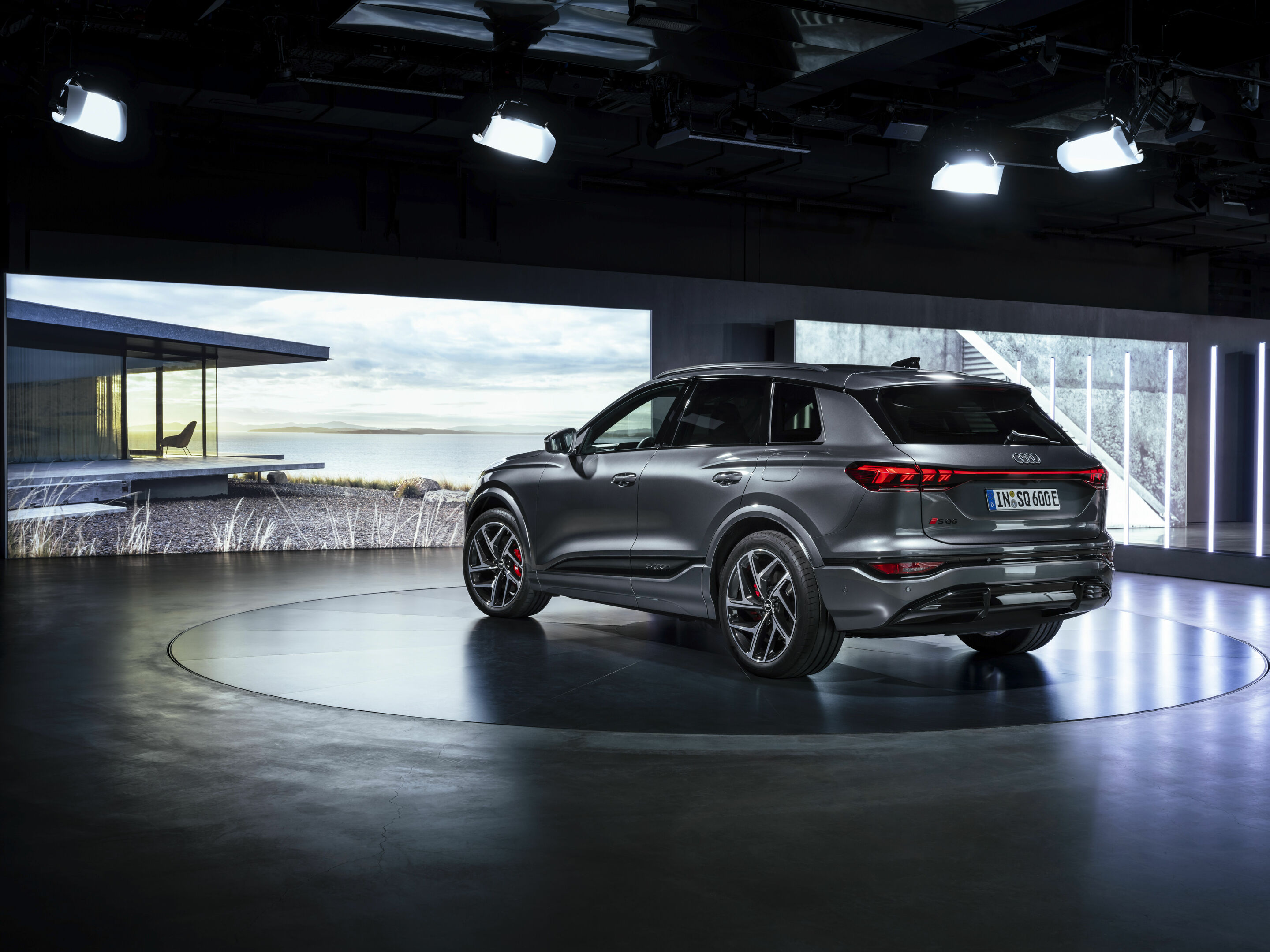 Audi SQ6 e-tron - Static photo, 
Colour: Daytona Grey perl effect.