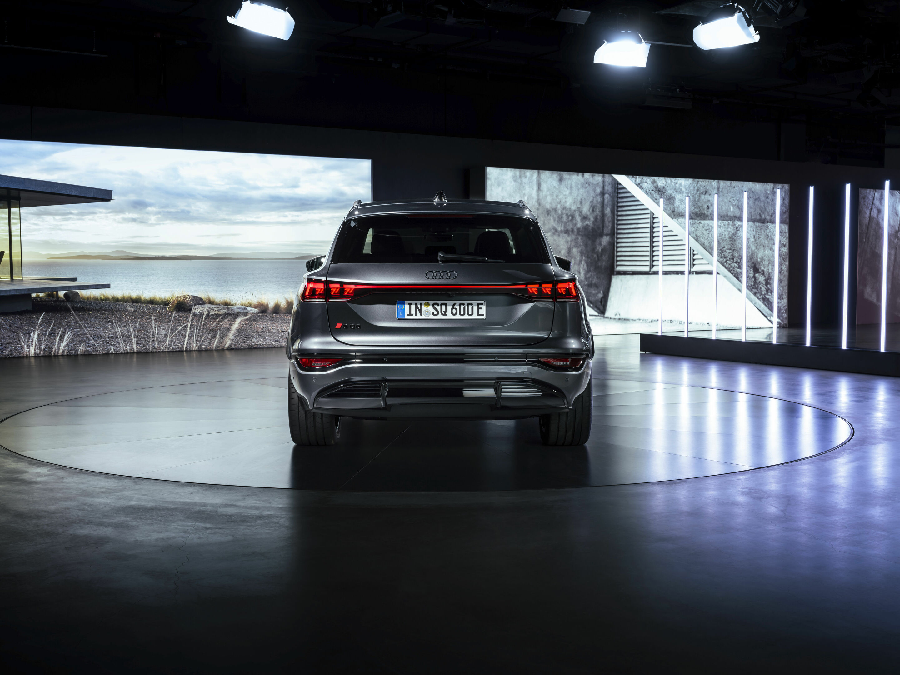 Audi SQ6 e-tron - Static photo, 
Colour: Daytona Grey perl effect.
