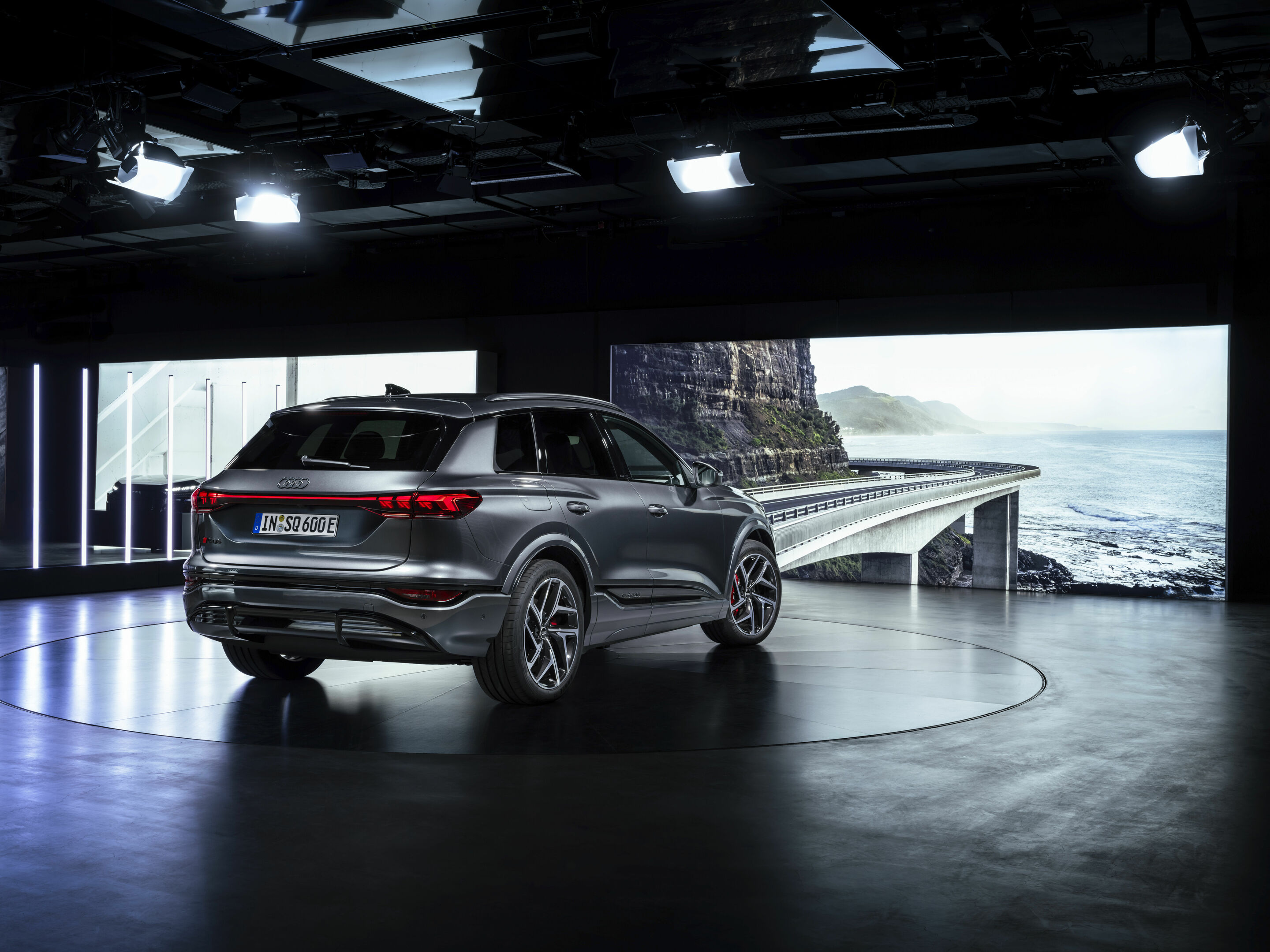 Audi SQ6 e-tron - Standaufnahme,
Farbe: Daytonagrau Perleffekt