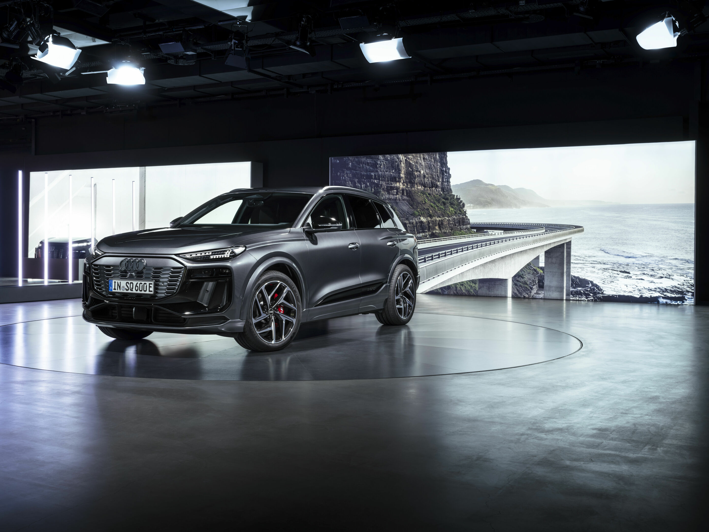 Audi SQ6 e-tron - Static photo, 
Colour: Daytona Grey perl effect.