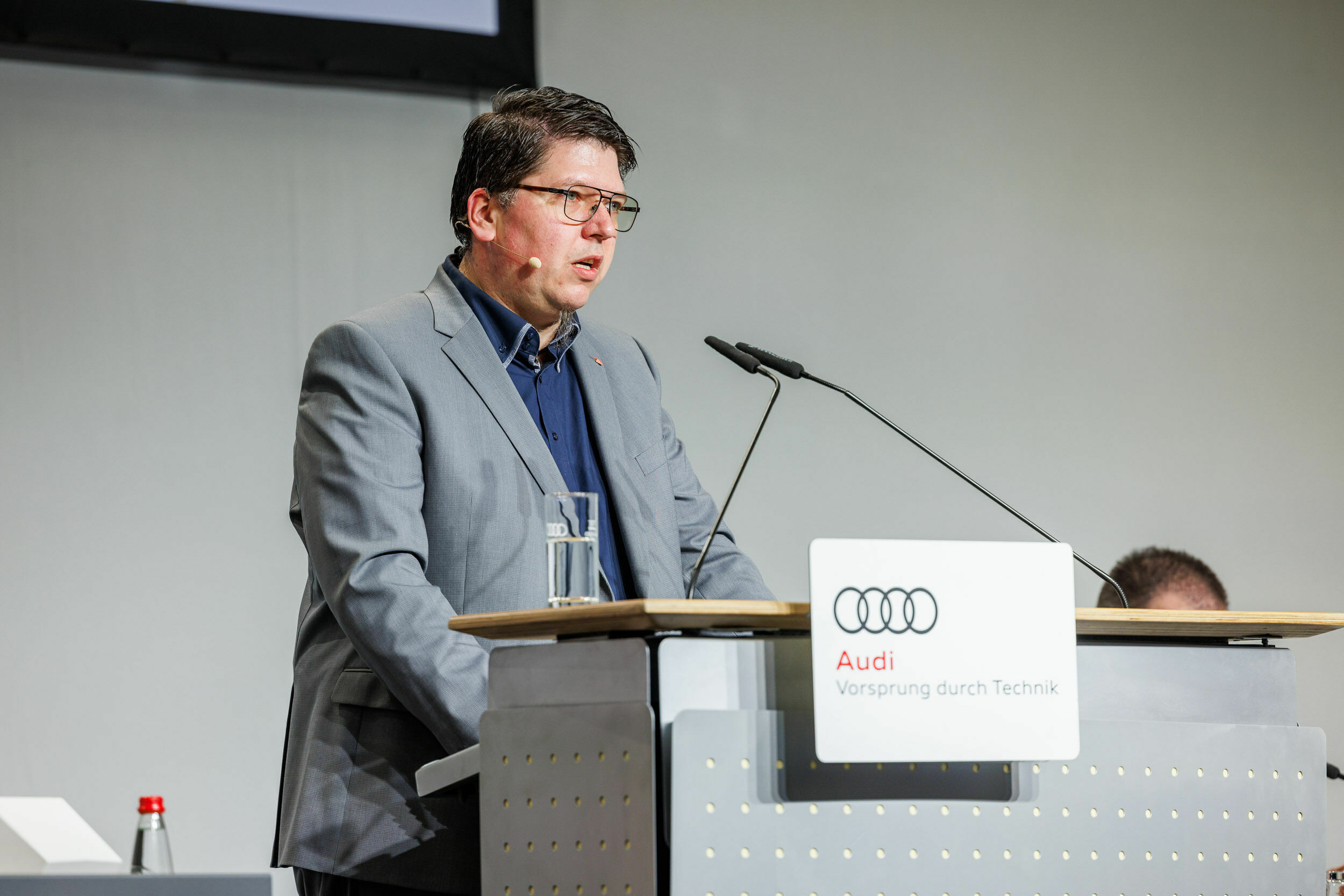 Betriebsversammlung Neckarsulm - Alexander Reinhart, stellvertretender Betriebsratsvorsitzender, forderte in seinem Bericht eine strategische Personalplanung.