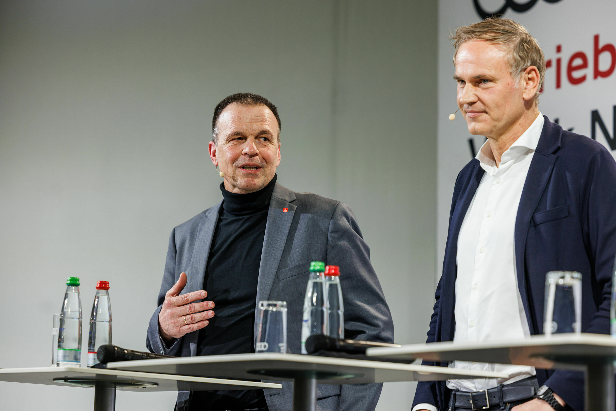 Betriebsversammlung Neckarsulm - Oliver Blume, Konzernvorstandsvorsitzender der Volkswagen AG und Porsche AG (r.), und Rainer Schirmer, Betriebsratsvorsitzender, im Talk über aktuelle Themen.