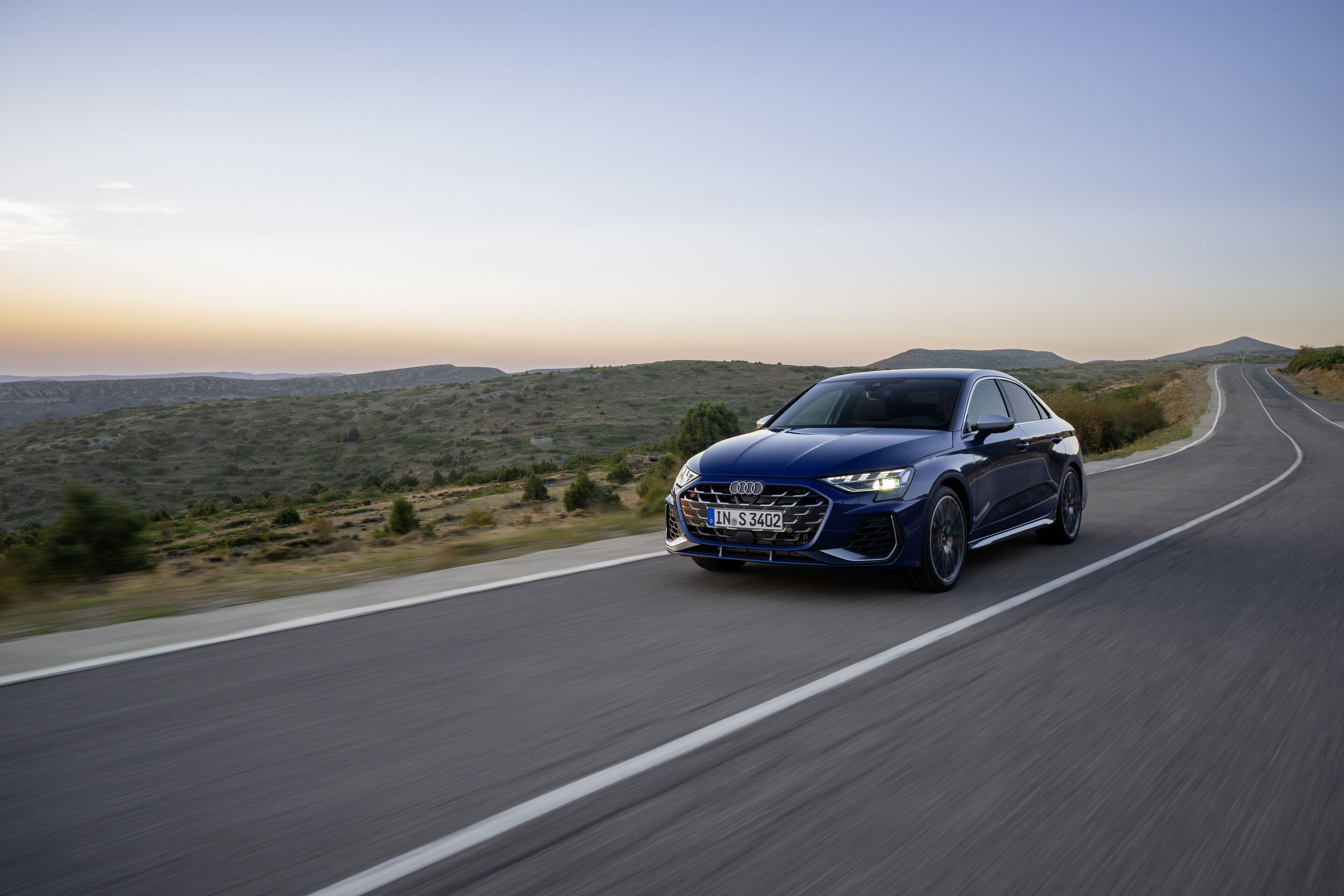 Audi S3 Limousine - Fahraufnahme,
Farbe: Ascariblau Metallic
