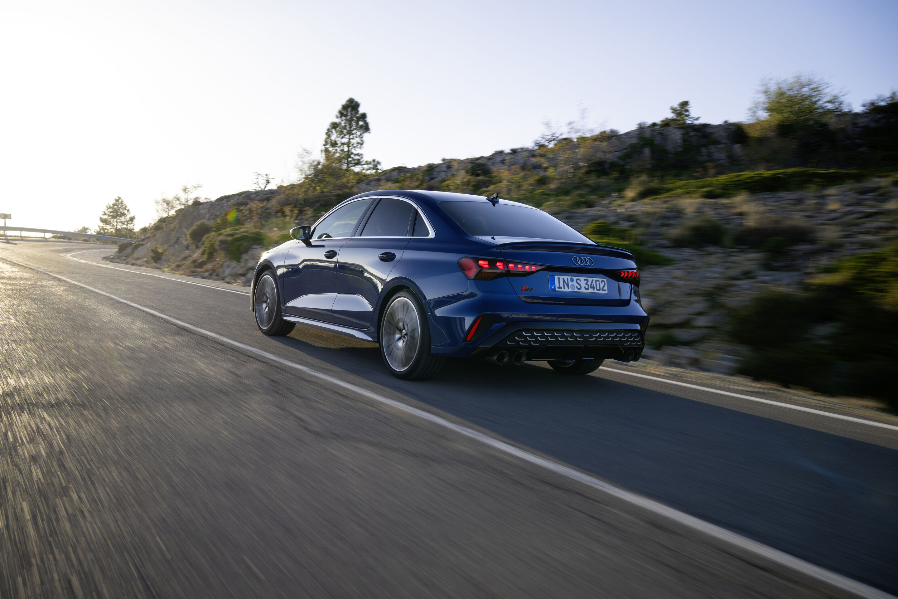 Audi S3 Limousine - Fahraufnahme,
Farbe: Ascariblau Metallic