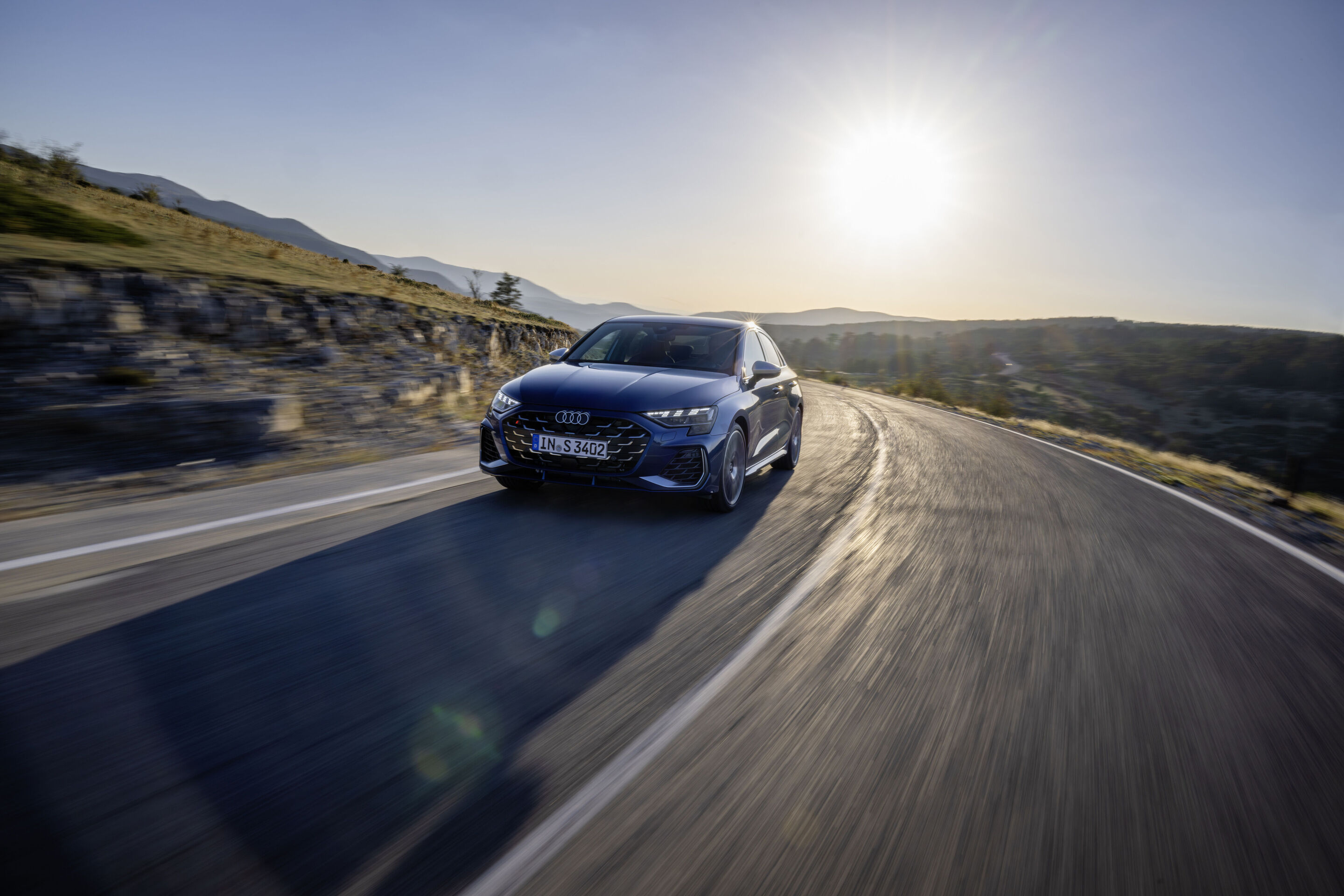 Audi S3 Limousine - Fahraufnahme,
Farbe: Ascariblau Metallic