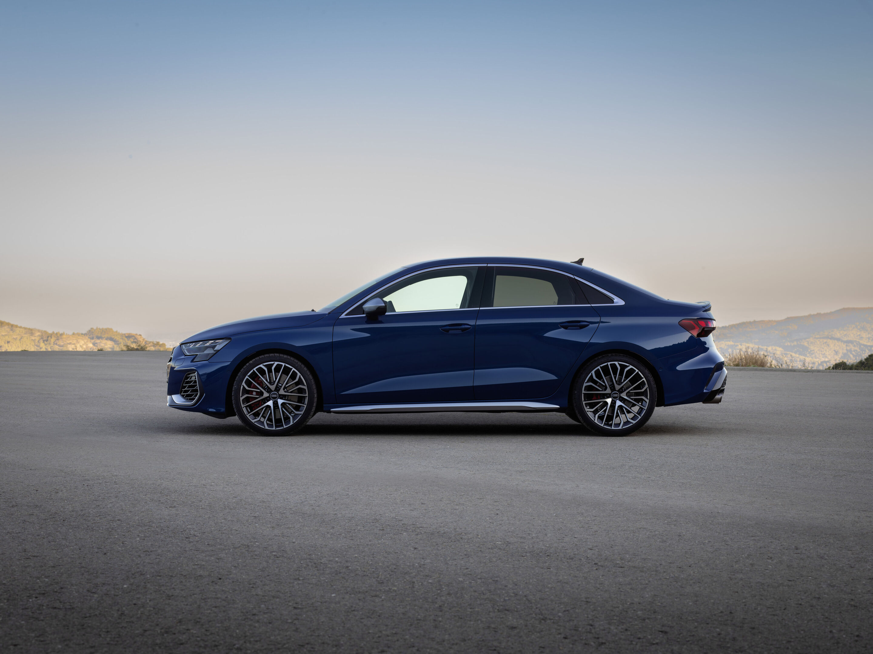 Audi S3 Limousine - Standaufnahme,
Farbe: Ascariblau Metallic