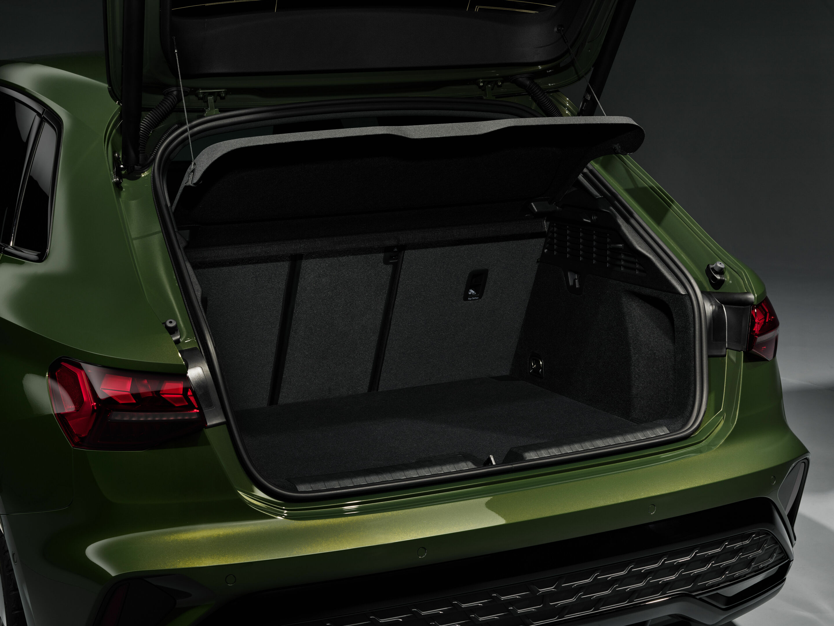 Audi A3 Sportback - Kofferraum, 
Farbe: Distriktgrün Metallic