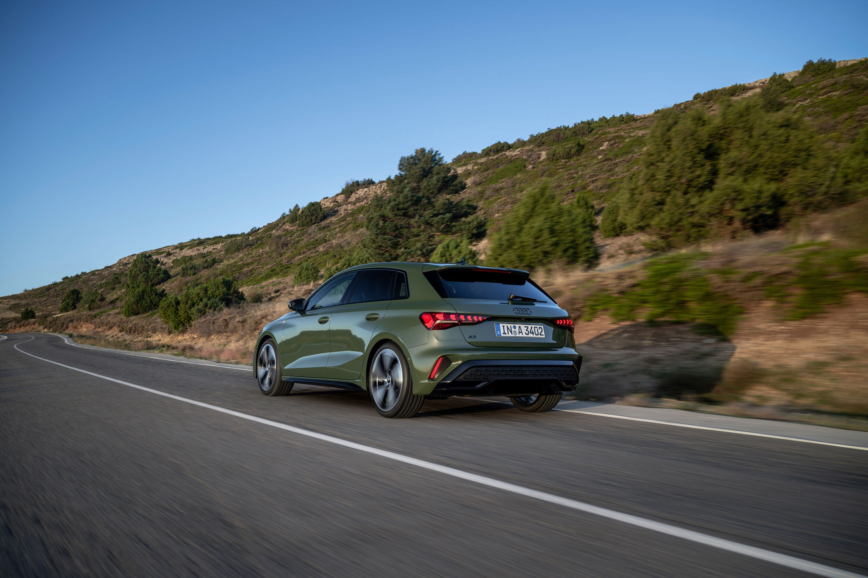 Audi A3 Sportback - Fahraufnahme, 
Farbe: Distriktgrün Metallic