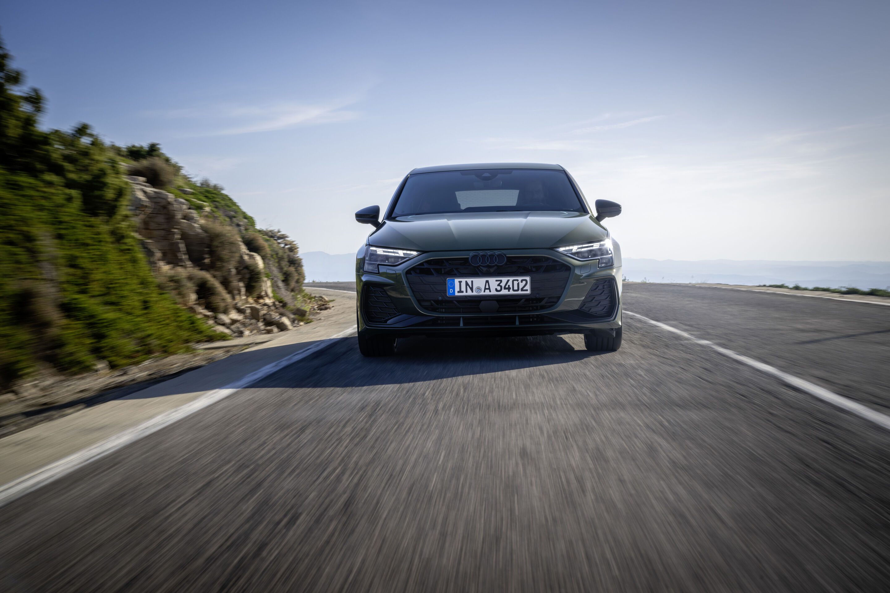 Audi A3 Sportback - Fahraufnahme, 
Farbe: Distriktgrün Metallic