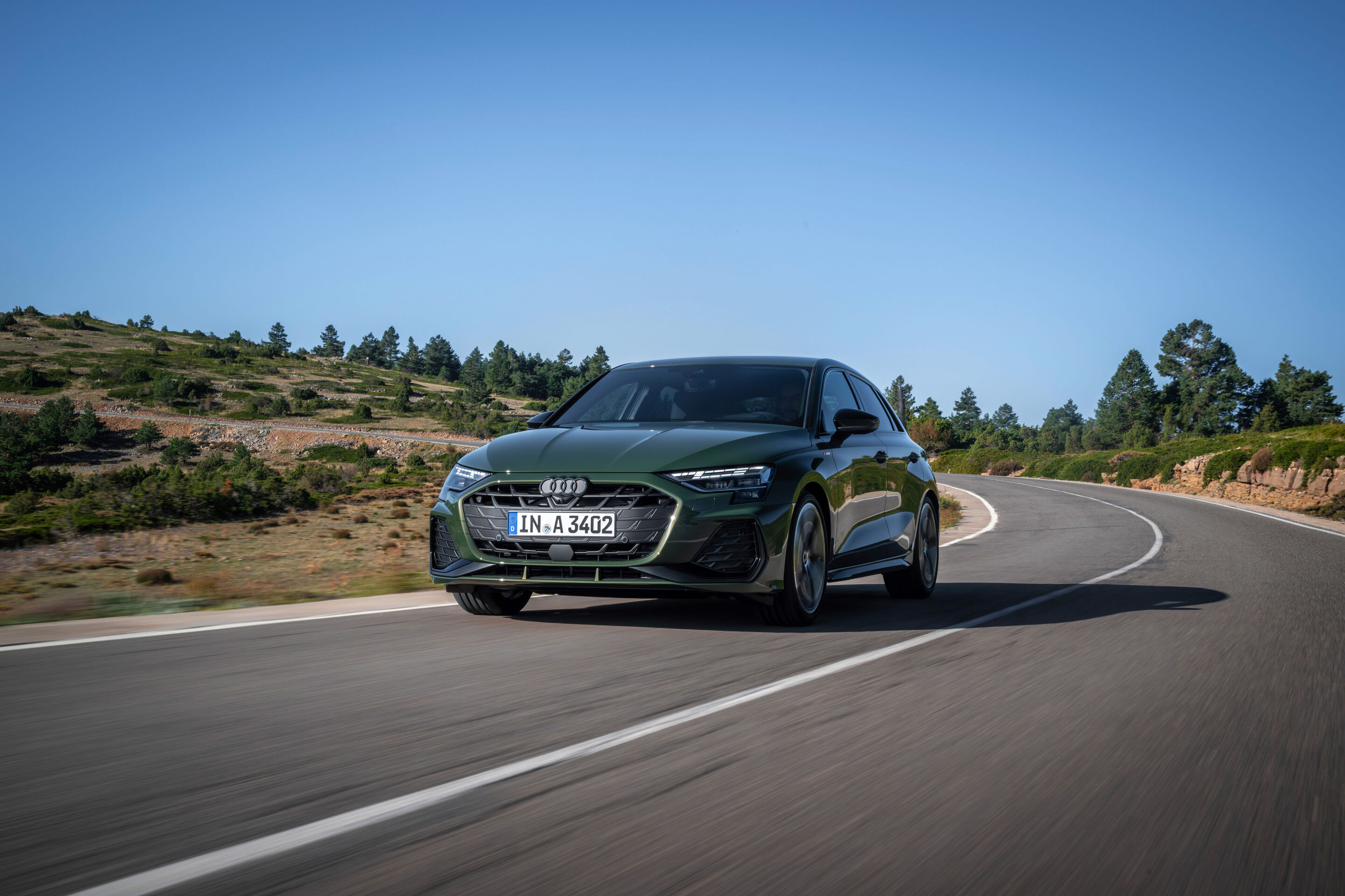 Audi A3 Sportback - Fahraufnahme, 
Farbe: Distriktgrün Metallic