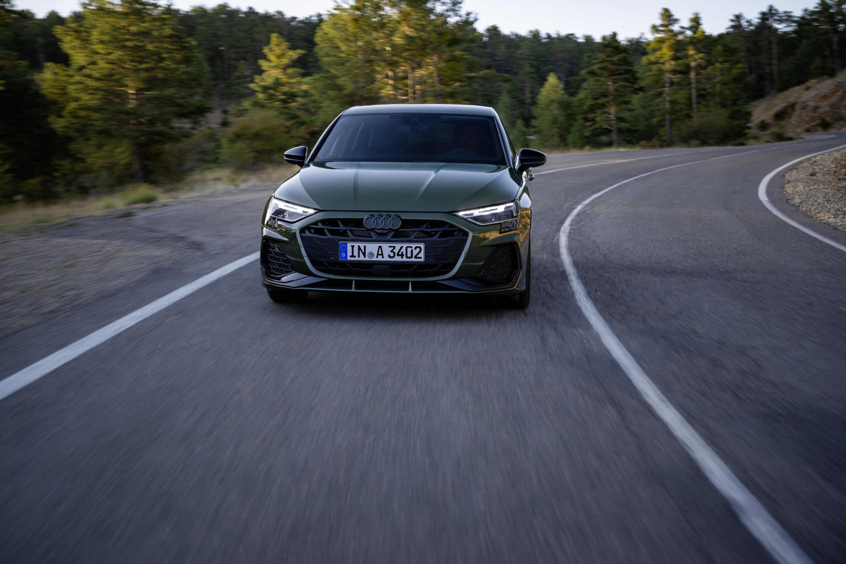 Audi A3 Sportback - Fahraufnahme, 
Farbe: Distriktgrün Metallic