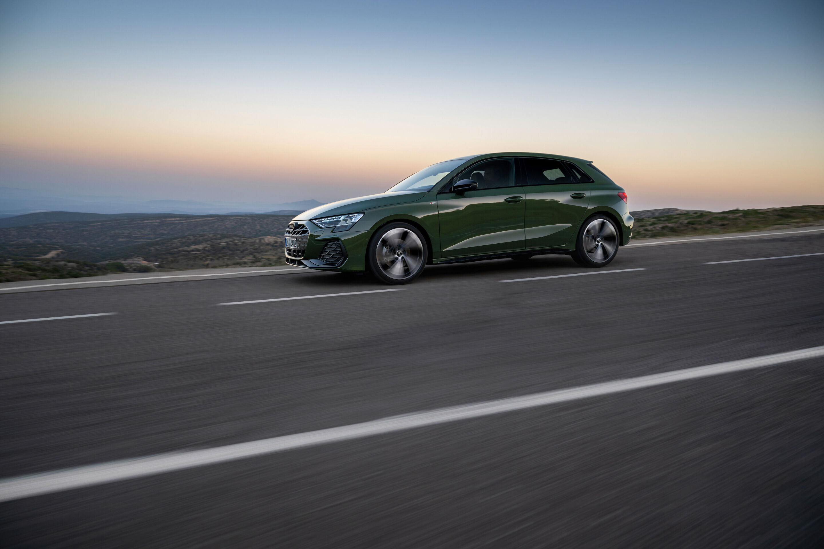 Audi A3 Sportback - Fahraufnahme, 
Farbe: Distriktgrün Metallic