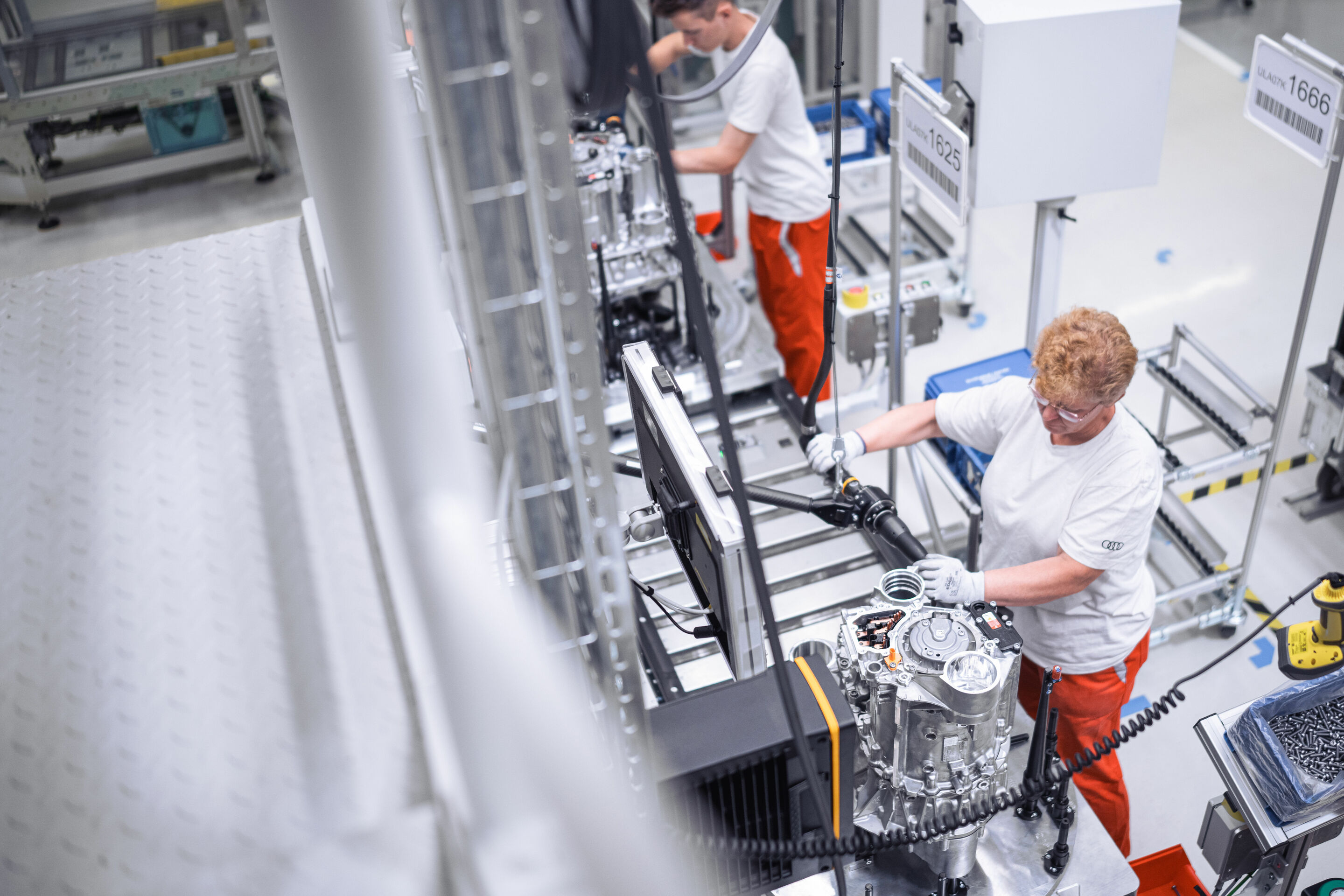 Produktion der PPE-Motoren am Standort Győr in Ungarn - Verschraubung des Öltanks