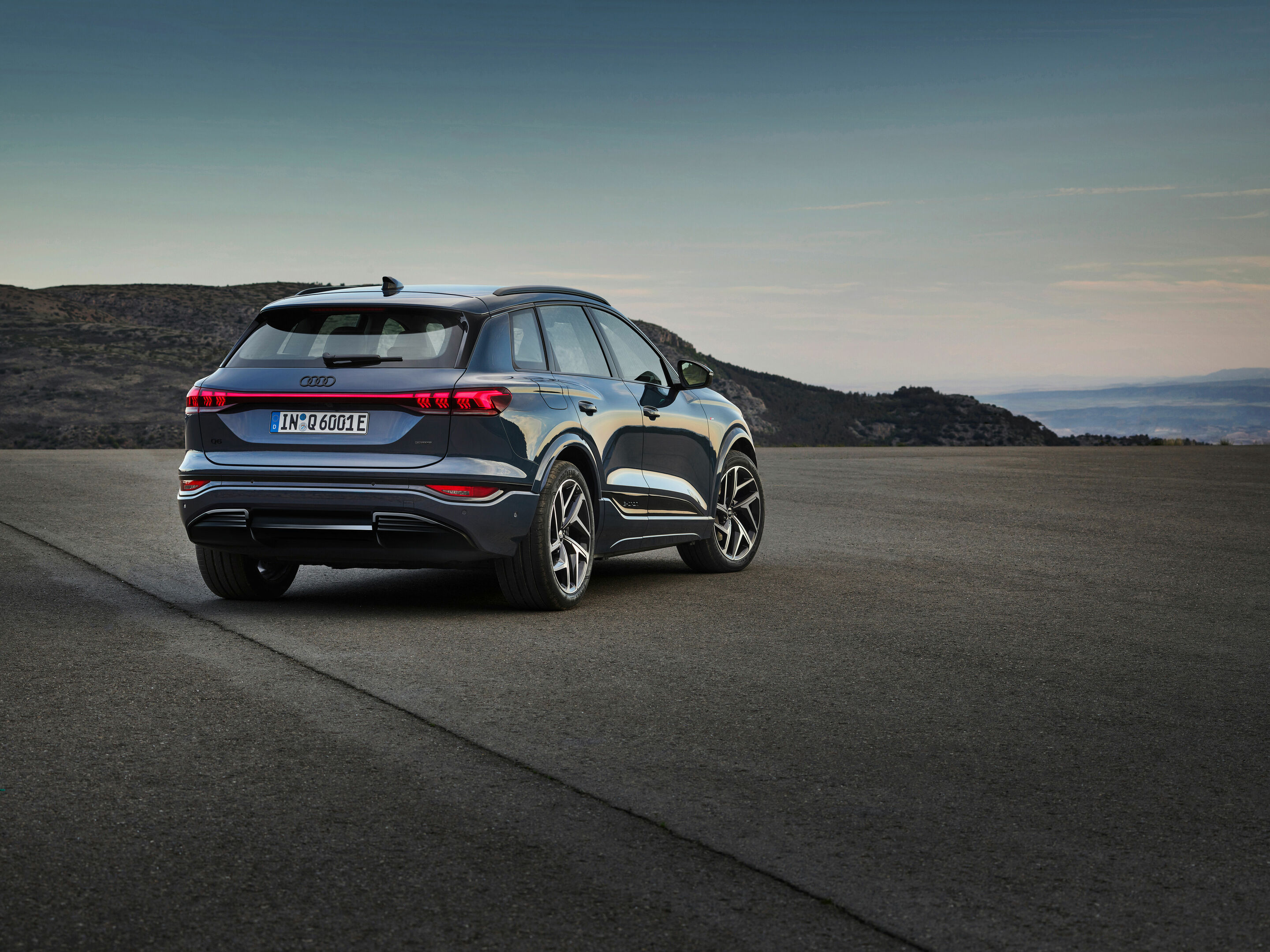 Audi Q6 e-tron quattro - Standaufnahme,
Farbe: Plasmablau Metallic