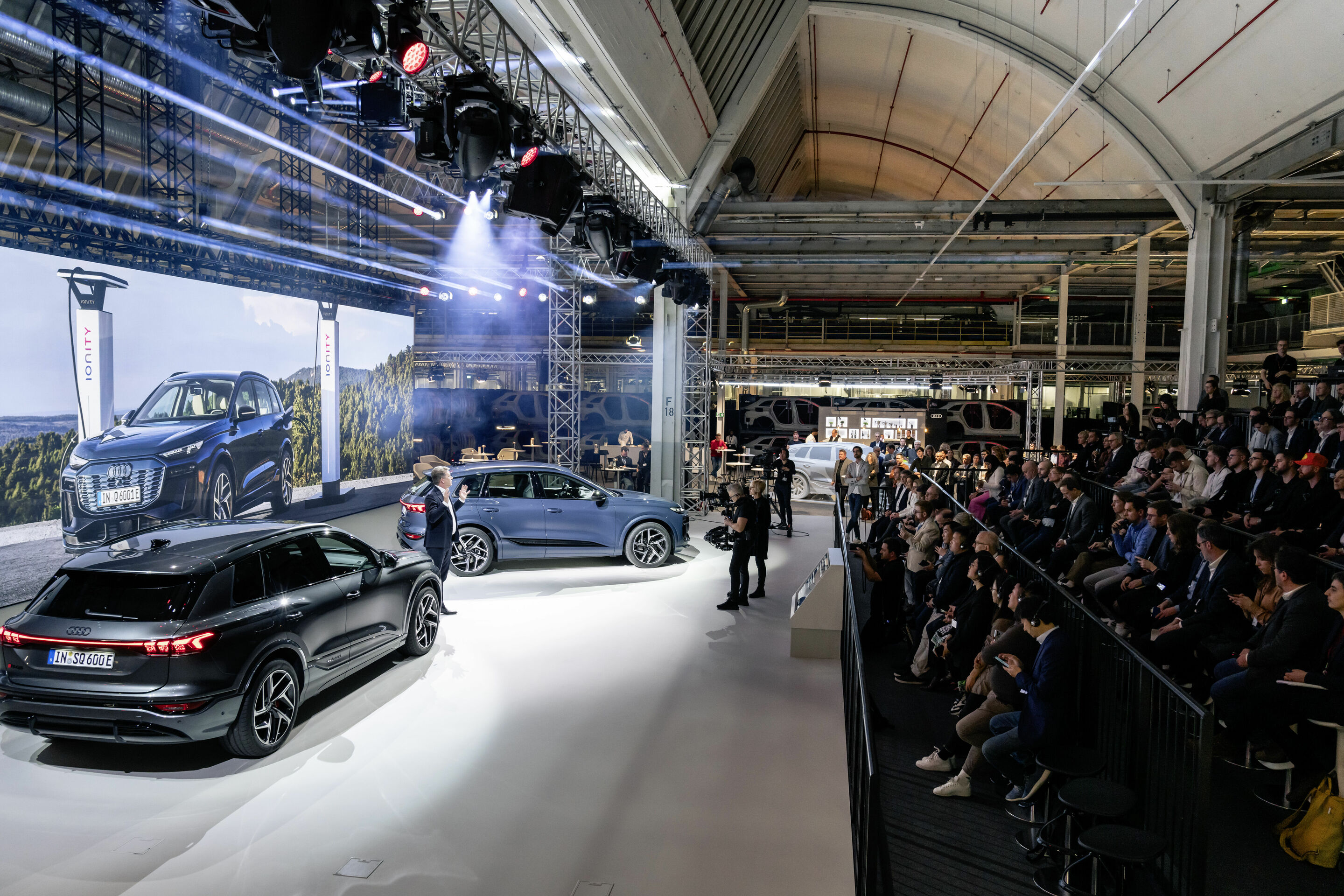 Weltpremiere des Audi Q6 e-tron am 18. März 2024 in der Ingolstädter Produktion - Weltpremiere des Audi Q6 e-tron am 18. März 2024 in der Ingolstädter Produktion