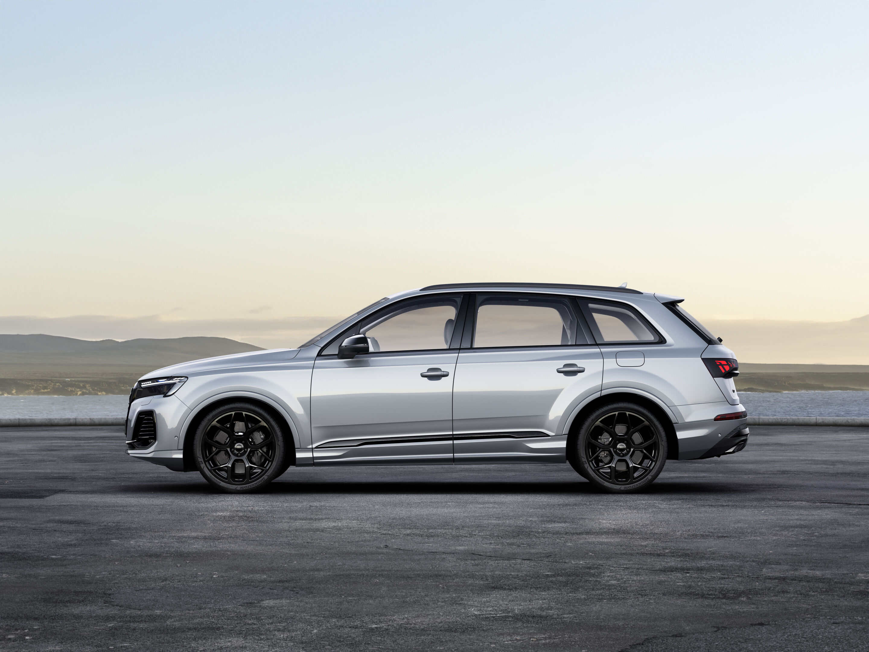 Audi Q7 TFSI e quattro (until 2026) - Static photo,
Colour: Satellite silver, metallic