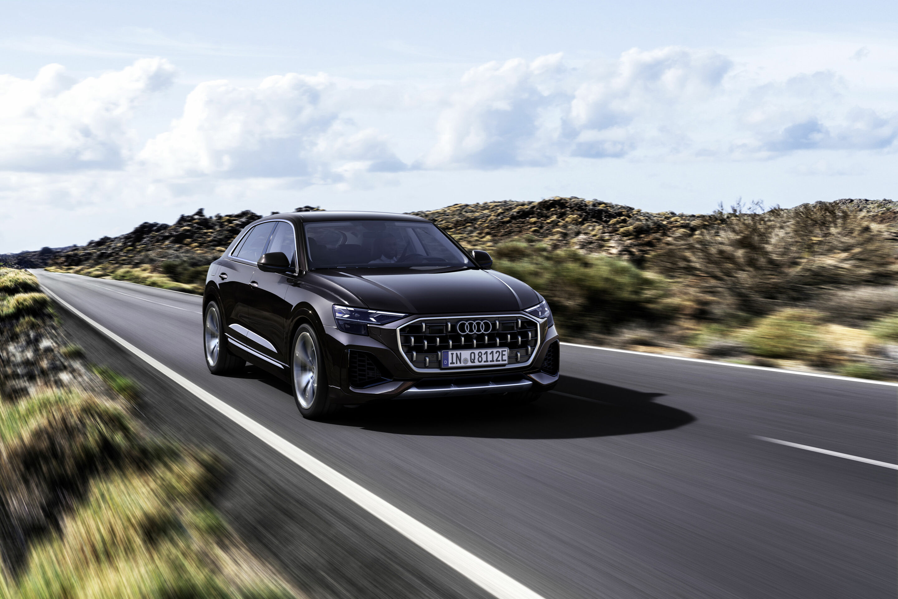 Audi Q8 TFSI e quattro - Fahraufnahme, 
Farbe: Tamarindenbraun Metallic