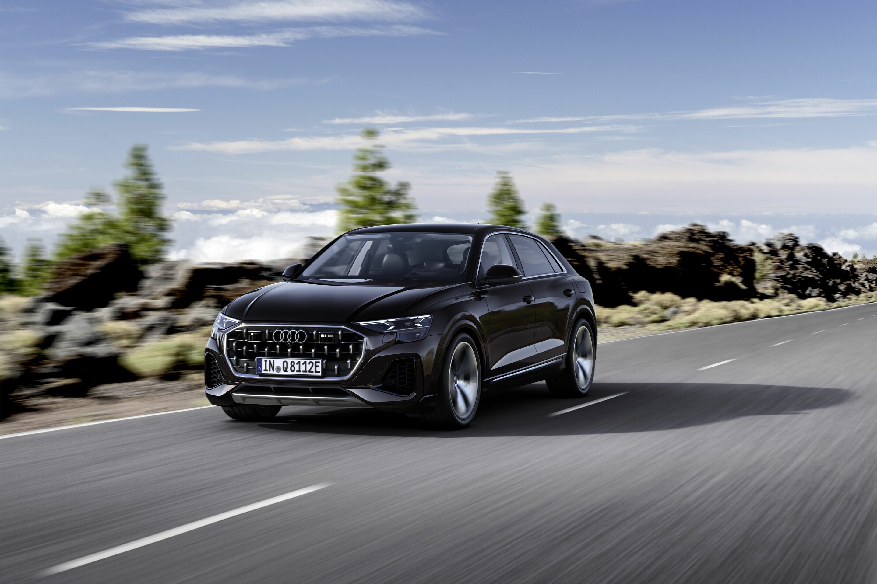 Audi Q8 TFSI e quattro - Fahraufnahme, 
Farbe: Tamarindenbraun Metallic